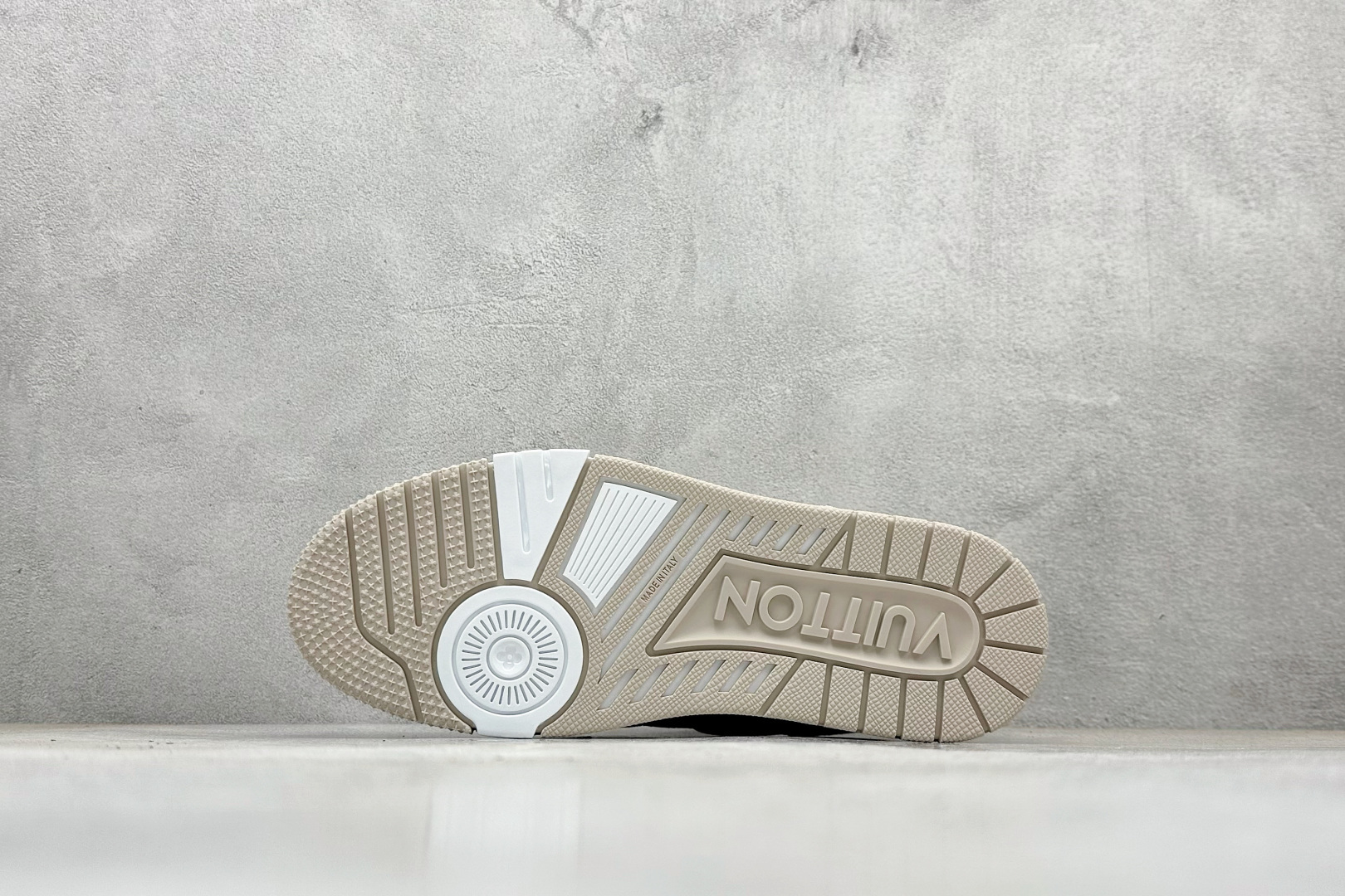 💰460
Lv Trainer X1 Max 版本 高奢经典巅峰
东莞纯原顶级高端复刻 外贸海外高订版 
全网独家半码 专柜统一尺码 
全网独家做到最大47码 偏大一码 45=46 46=47 47=48 独家私模 市场做到标准45
X1 Max版本做到（偏大一码）47码 海外专用高订版
路易-威登-（购入2025）最新原版1-1开发复刻 相似度百分之99 大货拿在手上无法辨别真假
全鞋身做工精细 进口西班牙3mm斗牛皮摔荔纹韧度拉力十足 鞋面压花长时间不会消失 独家网版开模侧边饰VU ITTON标志与正品完全一致 侧面白荔皮压花凹凸立体感直接媲美正品 新版正品欧斯耐高弹160垫脚 脚感超舒适 独家底磨特供双色TPU组合大底 大底采用进口橡胶树材质套包工艺 固特异缝合锁边空胶工艺 永不开胶断线。全套专柜24年底圣诞节限定包装，另有经典黄盒包装可选配。
Size：35-47
编码：60