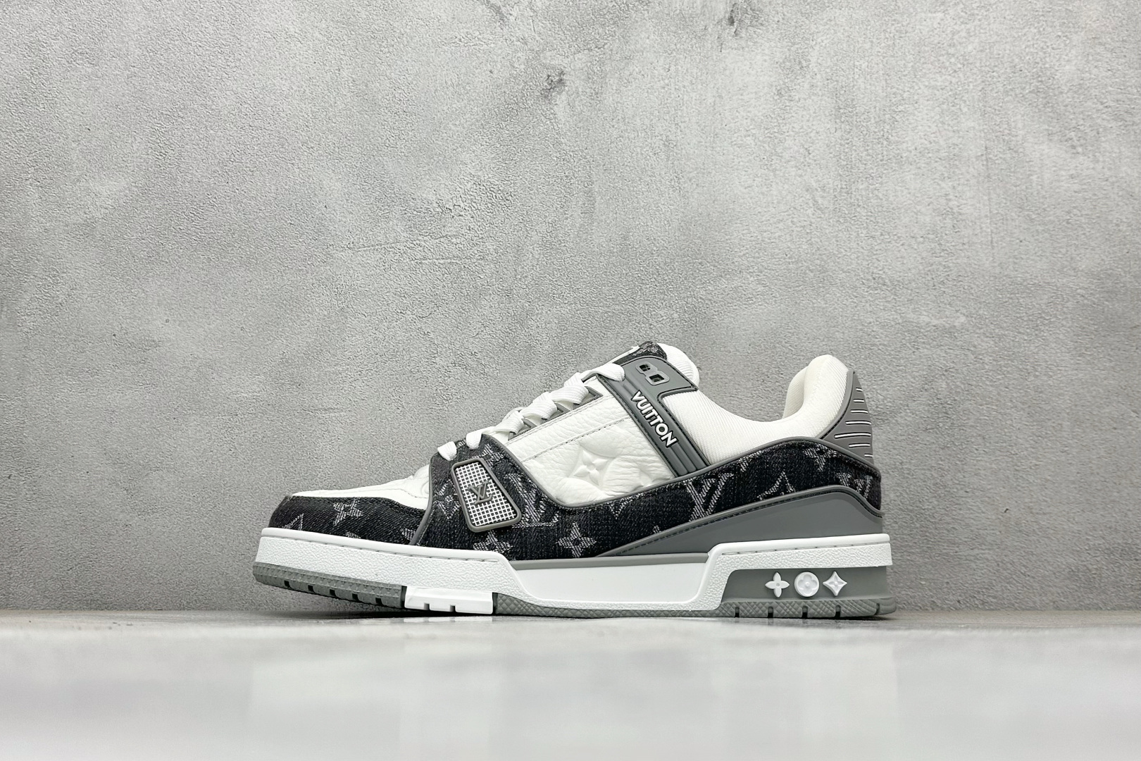 💰460
Lv Trainer X1 Max 版本 高奢经典巅峰
东莞纯原顶级高端复刻 外贸海外高订版 
全网独家半码 专柜统一尺码 
全网独家做到最大47码 偏大一码 45=46 46=47 47=48 独家私模 市场做到标准45
X1 Max版本做到（偏大一码）47码 海外专用高订版
路易-威登-（购入2025）最新原版1-1开发复刻 相似度百分之99 大货拿在手上无法辨别真假
全鞋身做工精细 进口西班牙3mm斗牛皮摔荔纹韧度拉力十足 鞋面压花长时间不会消失 独家网版开模侧边饰VU ITTON标志与正品完全一致 侧面白荔皮压花凹凸立体感直接媲美正品 新版正品欧斯耐高弹160垫脚 脚感超舒适 独家底磨特供双色TPU组合大底 大底采用进口橡胶树材质套包工艺 固特异缝合锁边空胶工艺 永不开胶断线。全套专柜24年底圣诞节限定包装，另有经典黄盒包装可选配。
Size：35-47
编码：60