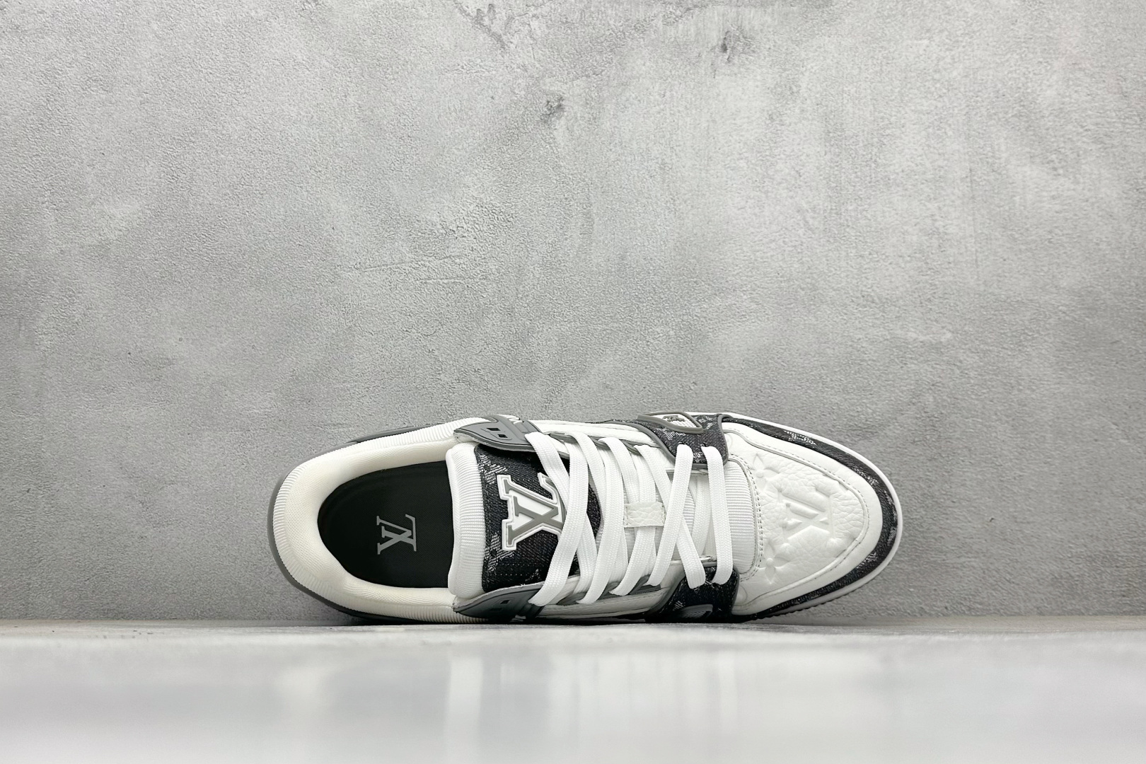 Lv Trainer X1 Max 版本 高奢经典巅峰 东莞纯原顶级高端复刻 外贸海外高订版 全网独家半码 专柜统一 全网独家做到最大47码 45=46 46=47 47=48 独家私模 市场做到标准45 X1 Max版本做到 )47码 海外专用高订版 路易-威登-(购入2025)最新原版1-1开发复刻 相似度百分之99 大货拿在手上无法辨别真假 全鞋身做工精细 进口西班牙3mm斗牛皮摔荔纹韧度拉力十足 鞋面压花长时间不会消失 独家网版开模侧边饰VU ITTON标志与正品完全一致 侧面白荔皮压花凹凸立体感直接媲美正品 新版正品欧斯耐高弹160垫脚 脚感超舒适 独家底磨特供双色TPU组合大底 大底采用进口橡胶树材质套包工艺 固特异缝合锁边空胶工艺 永不开胶断线.全套专柜24年底圣诞节限定包装,另有经典黄盒包装可选配. 编码:60