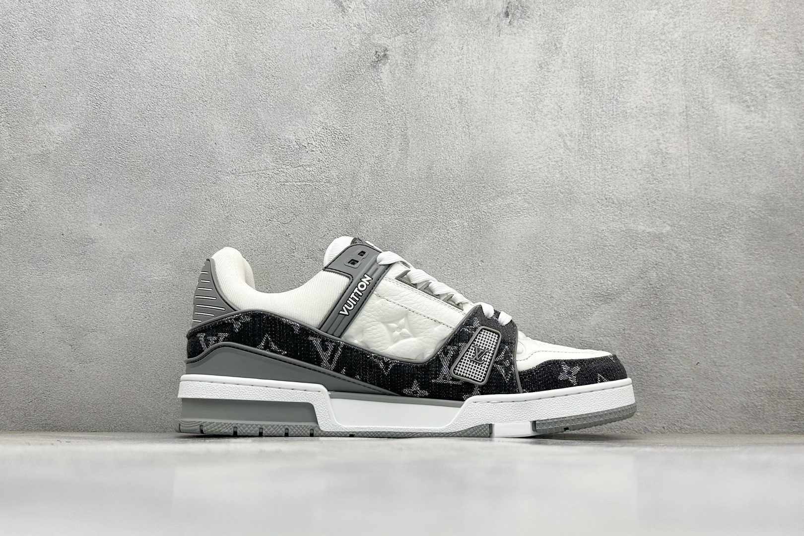 Lv Trainer X1 Max 版本 高奢经典巅峰 东莞纯原顶级高端复刻 外贸海外高订版 全网独家半码 专柜统一 全网独家做到最大47码 45=46 46=47 47=48 独家私模 市场做到标准45 X1 Max版本做到 )47码 海外专用高订版 路易-威登-(购入2025)最新原版1-1开发复刻 相似度百分之99 大货拿在手上无法辨别真假 全鞋身做工精细 进口西班牙3mm斗牛皮摔荔纹韧度拉力十足 鞋面压花长时间不会消失 独家网版开模侧边饰VU ITTON标志与正品完全一致 侧面白荔皮压花凹凸立体感直接媲美正品 新版正品欧斯耐高弹160垫脚 脚感超舒适 独家底磨特供双色TPU组合大底 大底采用进口橡胶树材质套包工艺 固特异缝合锁边空胶工艺 永不开胶断线.全套专柜24年底圣诞节限定包装,另有经典黄盒包装可选配. 编码:60