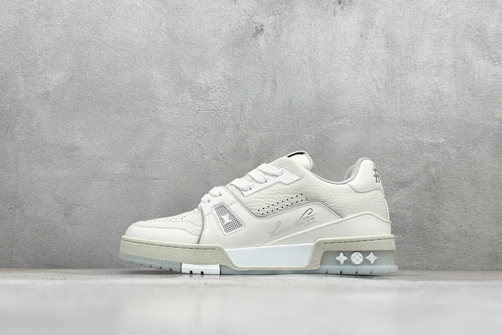 💰460
Lv Trainer X1 Max 版本 高奢经典巅峰
东莞纯原顶级高端复刻 外贸海外高订版 
全网独家半码 专柜统一尺码 
全网独家做到最大47码 偏大一码 45=46 46=47 47=48 独家私模 市场做到标准45
X1 Max版本做到（偏大一码）47码 海外专用高订版
路易-威登-（购入2025）最新原版1-1开发复刻 相似度百分之99 大货拿在手上无法辨别真假
全鞋身做工精细 进口西班牙3mm斗牛皮摔荔纹韧度拉力十足 鞋面压花长时间不会消失 独家网版开模侧边饰VU ITTON标志与正品完全一致 侧面白荔皮压花凹凸立体感直接媲美正品 新版正品欧斯耐高弹160垫脚 脚感超舒适 独家底磨特供双色TPU组合大底 大底采用进口橡胶树材质套包工艺 固特异缝合锁边空胶工艺 永不开胶断线。全套专柜24年底圣诞节限定包装，另有经典黄盒包装可选配。
Size：35-47
编码：60