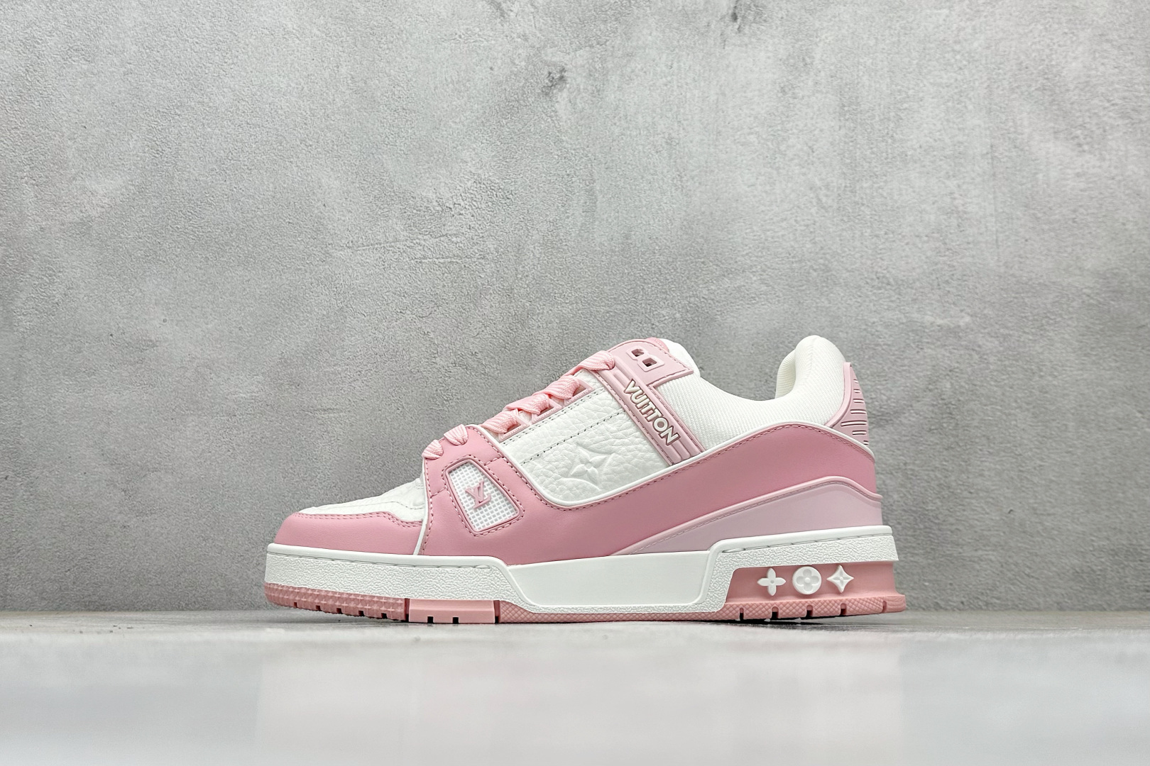 💰460
Lv Trainer X1 Max 版本 高奢经典巅峰
东莞纯原顶级高端复刻 外贸海外高订版 
全网独家半码 专柜统一尺码 
全网独家做到最大47码 偏大一码 45=46 46=47 47=48 独家私模 市场做到标准45
X1 Max版本做到（偏大一码）47码 海外专用高订版
路易-威登-（购入2025）最新原版1-1开发复刻 相似度百分之99 大货拿在手上无法辨别真假
全鞋身做工精细 进口西班牙3mm斗牛皮摔荔纹韧度拉力十足 鞋面压花长时间不会消失 独家网版开模侧边饰VU ITTON标志与正品完全一致 侧面白荔皮压花凹凸立体感直接媲美正品 新版正品欧斯耐高弹160垫脚 脚感超舒适 独家底磨特供双色TPU组合大底 大底采用进口橡胶树材质套包工艺 固特异缝合锁边空胶工艺 永不开胶断线。全套专柜24年底圣诞节限定包装，另有经典黄盒包装可选配。
Size：35-47
编码：60