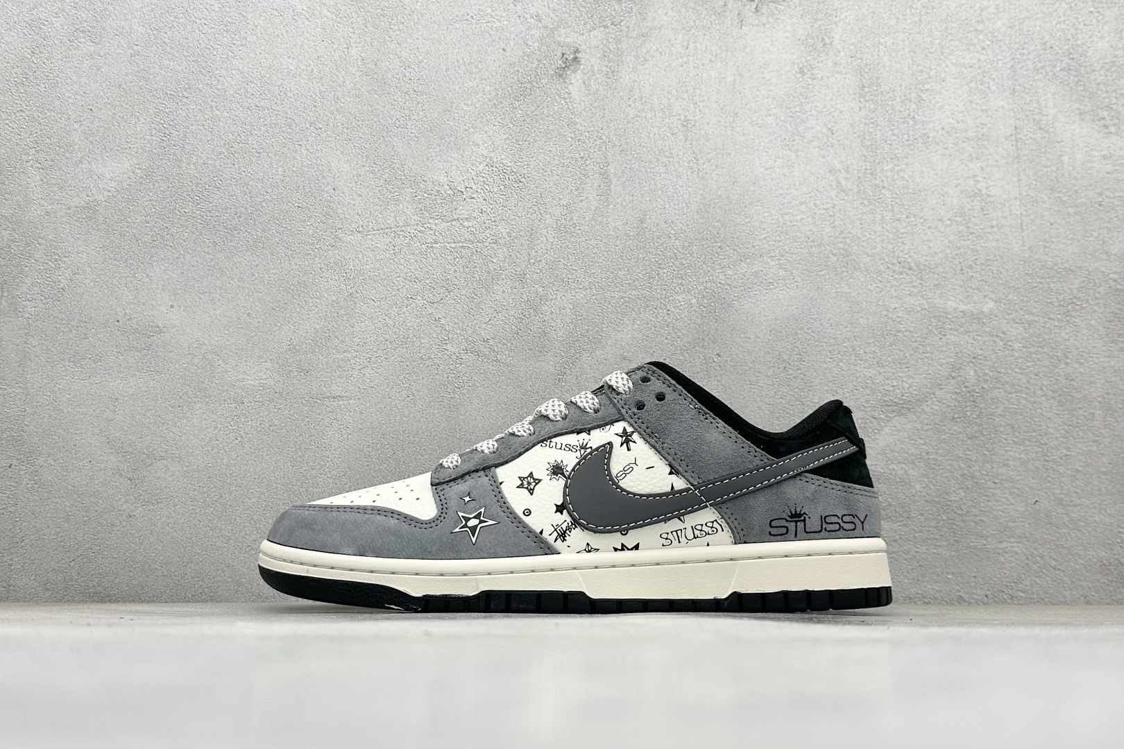 💰220
Nike SB Dunk Low x Stussy  灰白
纯原大厂出品 极力推荐
原装头层材料 独家版型蒸餾加工
帶來的是更好的视觉和脚感体验
大厂纯原品质出货 清洁度 电绣工艺 
皮料切割干净无任何毛边 细节完美
官方货号：HS2506 229
尺码：36 36.5 37.5 38 38.5 39 40 40.5 41 42 42.5 43 44 44.5 45
编码：36