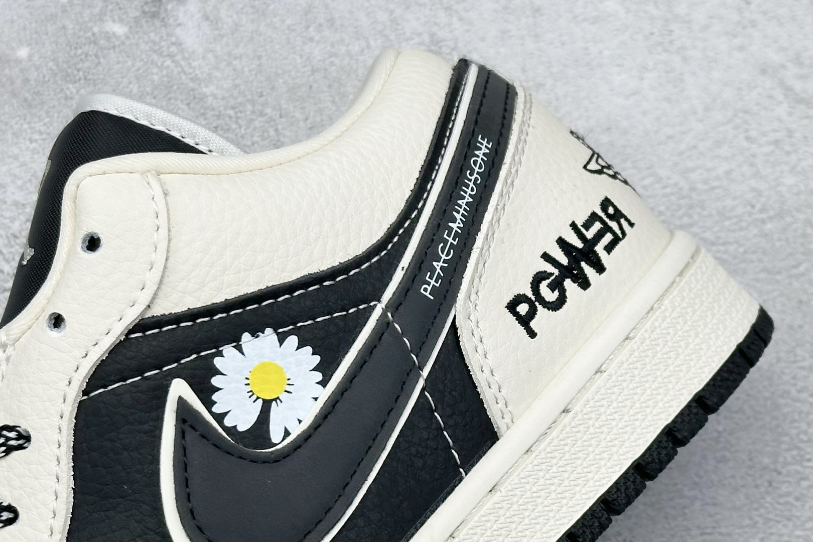 280 Nike Jordan Air Jordan 1 “权志龙联名——小雏菊米黑” 高端定制 乔丹低帮休闲板鞋 LJ2025-002