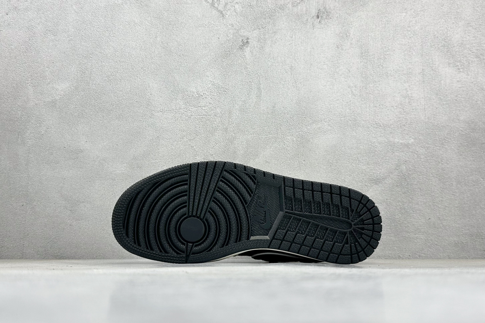 280 Nike Jordan Air Jordan 1 “权志龙联名——小雏菊米黑” 高端定制 乔丹低帮休闲板鞋 LJ2025-002