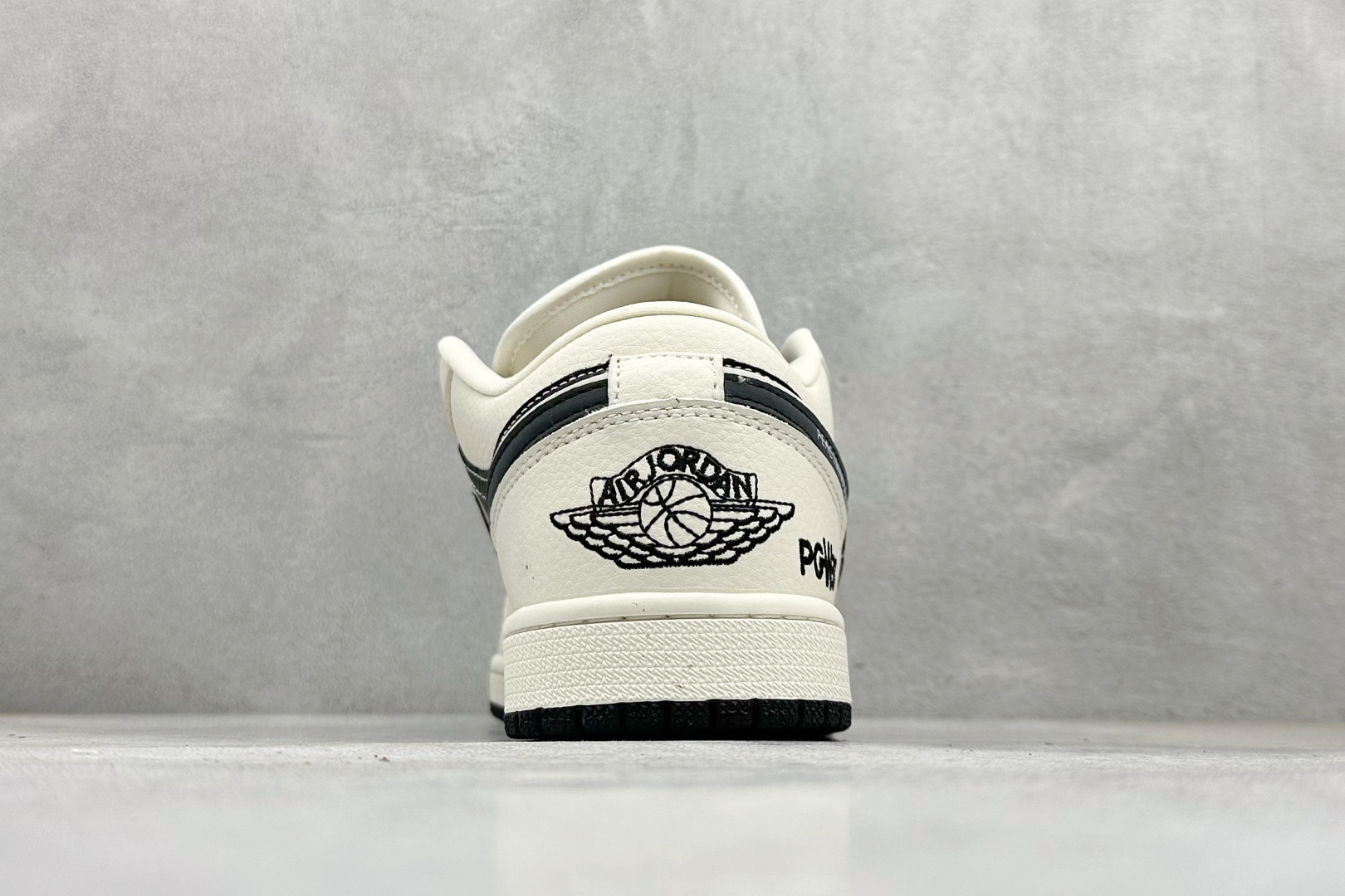 280 Nike Jordan Air Jordan 1 “权志龙联名——小雏菊米黑” 高端定制 乔丹低帮休闲板鞋 LJ2025-002