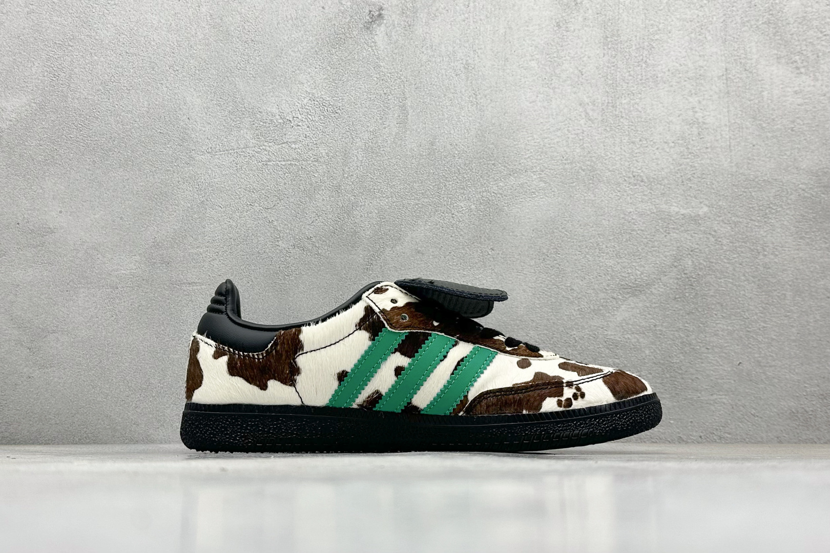 200 Addis Original Samba 复古桑巴板鞋 JS3930