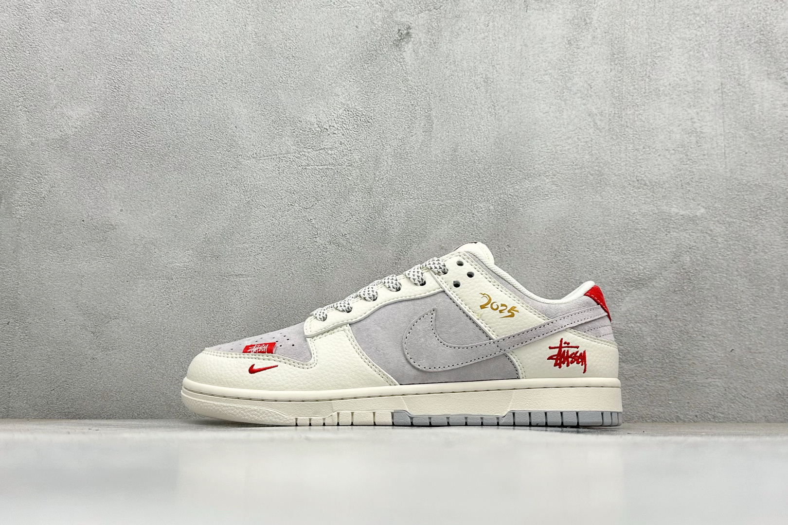 💰160
Nk SB Dunk Low 斯图西联名 米灰灰勾 周年高端定制 低帮休闲板鞋
#定制鞋盒 大厂纯原品质出货 超高清洁度 皮料切割干净无任何毛边 细节完美
货号:FC1688-206
尺码:36 36.5 37.5 38 38.5 39 40 40.5 41 42 42.5 43 44 44.5 45
编码:30