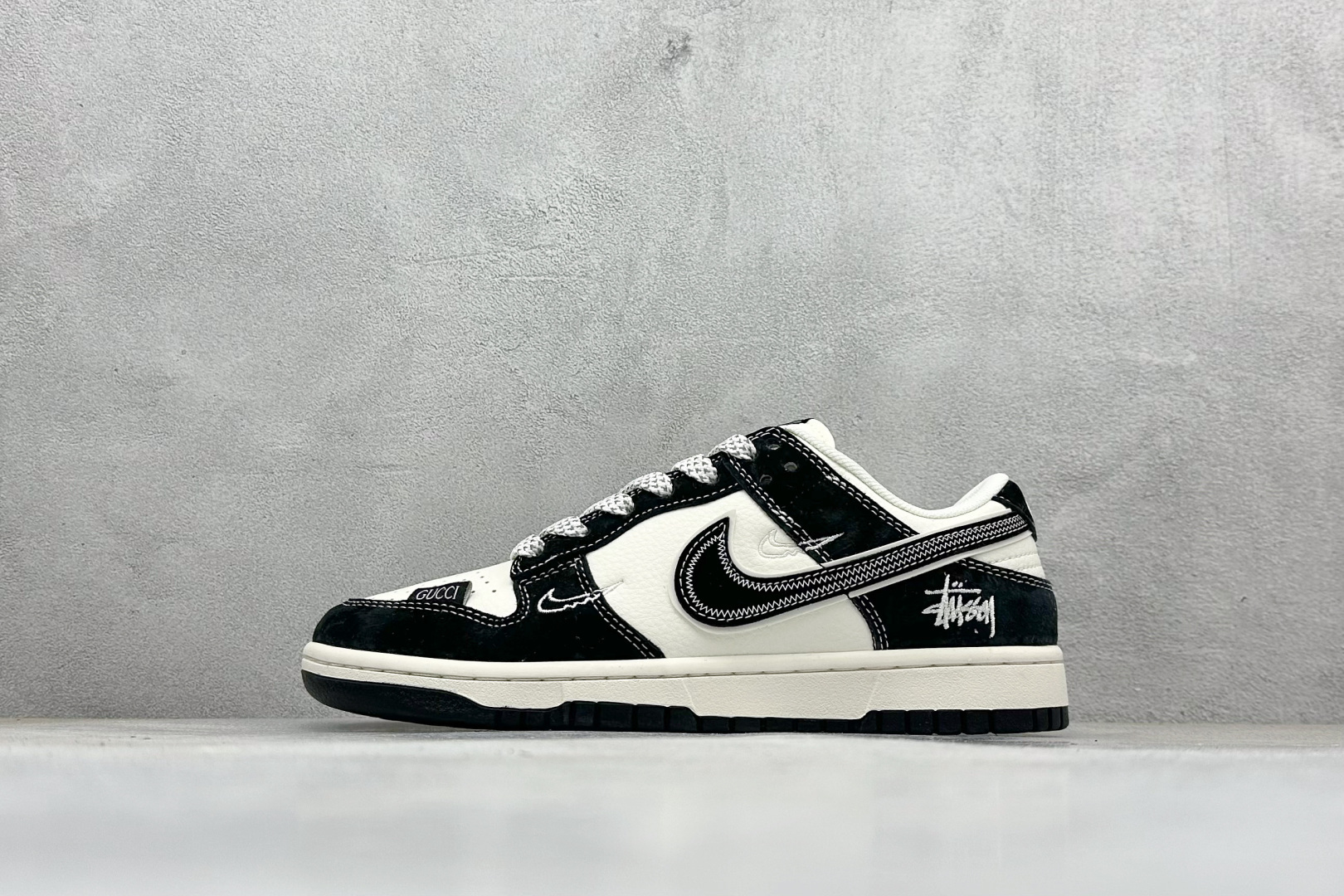 💰160
Nk SB Dunk Low 斯图西联名 黑白黑勾 周年高端定制 低帮休闲板鞋
#定制鞋盒 大厂纯原品质出货 超高清洁度 皮料切割干净无任何毛边 细节完美
货号:FC1688-196
尺码:36 36.5 37.5 38 38.5 39 40 40.5 41 42 42.5 43 44 44.5 45
编码:30