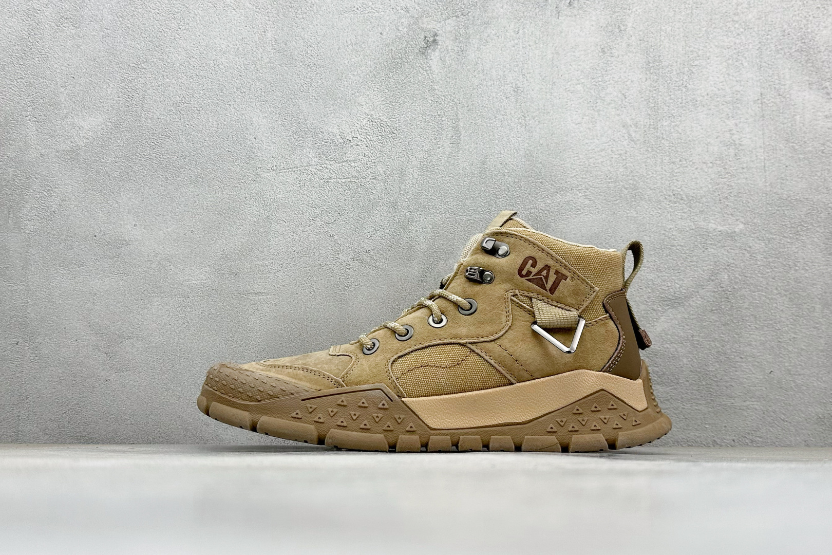 💰240
CAT卡特 硬汉推土机品牌经典百搭户外中帮休闲马丁靴
#广东大厂品质 秋冬新款 常年主打 时尚潮流搭配 面料釆用意大利进口磨砂牛皮 全鞋真牛皮材料 大底到五金都是代工厂原材料制作 好货不杀猪  首单质量严格把控 全套官网统一包装 今年冬季防寒户外专用 日常随意搭配 型男必备 
货号：P717819
尺码：39 40 41 42 43 44 (偏大一码)
编码：38