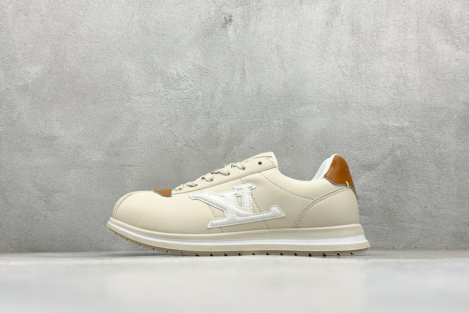 💰140
Louis Vuitton LV x Nigo联名款 Buttersoft FW25 最新款阿甘休闲运动面包鞋 
菲董操刀的LV Buttersoft运动鞋真的星星眼 这波“面包鞋”新风潮必须冲 上脚秒get慵懒高级感 舒适度堪称“踩屎感”天花板 
鞋型神似经典阿甘鞋，但做了“加肥加大”的面包鞋
改良，厚鞋舌＋宽鞋带，复古叉带点憨憨的萌感。
此次系列包括从简约风格的运动鞋到引人注目的跑鞋 LV 以其标志性的厚底和现代美学脱颖而出 而其他款式则采用了奢华的麂皮 皮革和帆布等材质 一些运动鞋设计富有未来感 强调功能性与舒适性 并向运动风格的奢华鞋履迈进 每个细节都按原版开发 
面料 头层皮 内里 进口透气网里
鞋底原版开模防滑TPU材质 底厚3CM
尺码：36 37 38 39 40 41 42 43 44 45
编码：28