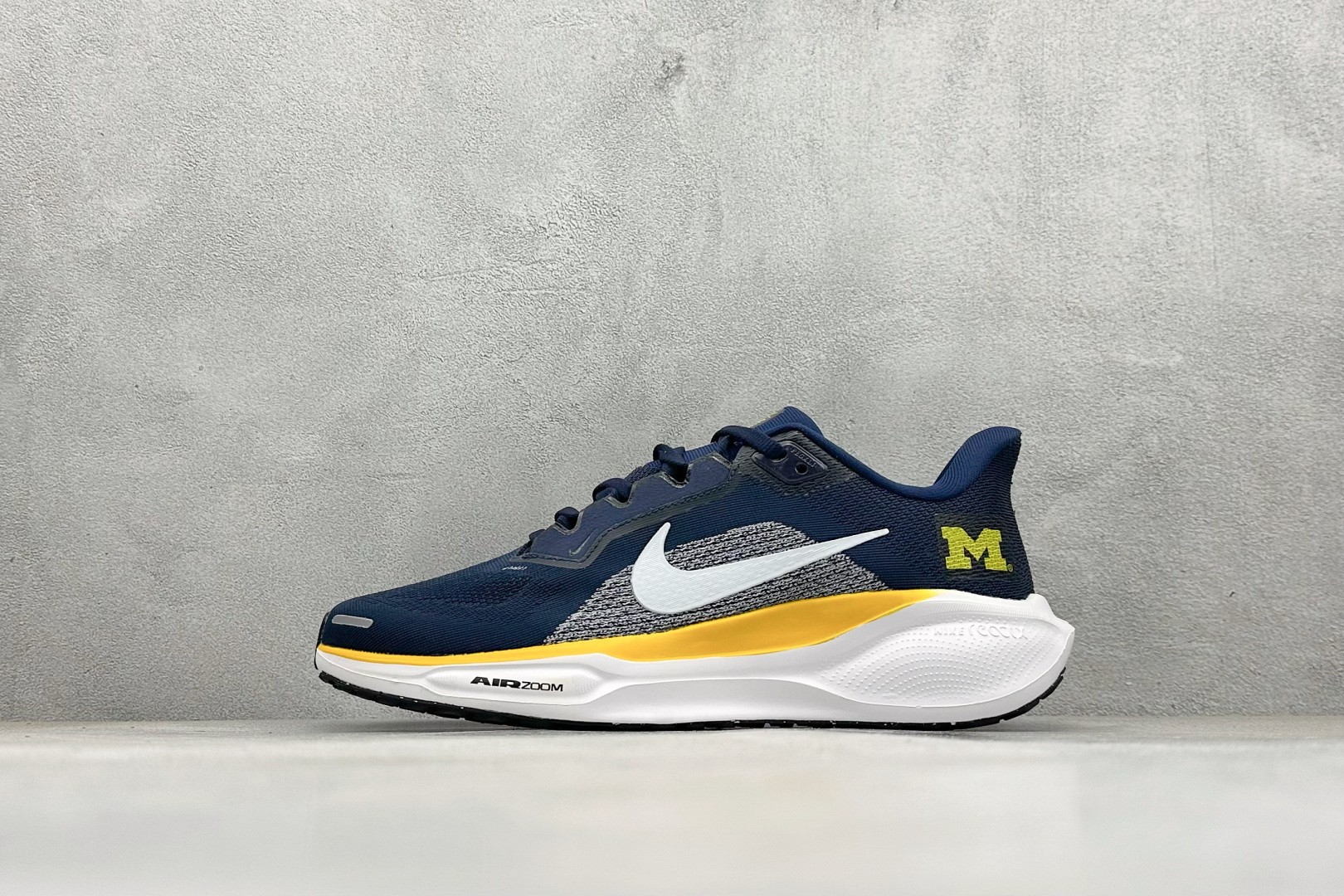 福利 XL版 Nk Air Zoom Pegasus 41 耐克网面透气轻便耐磨跑鞋 #鞋面采用网布、织物、橡塑材料等多种材料拼接,出色支撑效果,缔造稳固脚感,塑就自然迈步体验.结合匠心排布的缓震配置,铸就稳固迈步体验.弧形外底设计,有助实现后跟到鞋头的顺畅过渡,在足部离地到落地过程中缔造流畅自如的迈步体验. 货号:FZ5079-001 编码:27