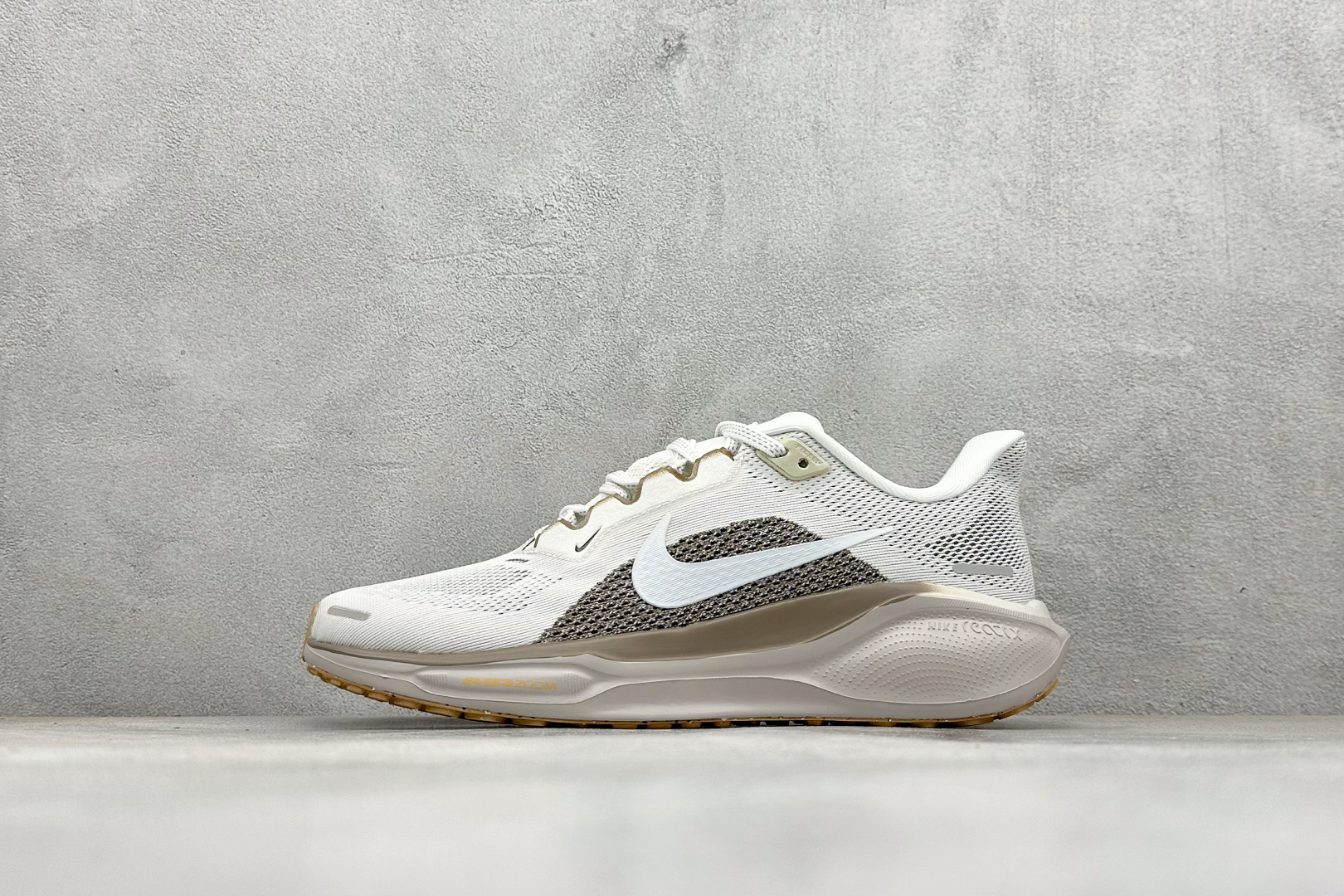 福利 XL版 Nk Air Zoom Pegasus 41 耐克网面透气轻便耐磨跑鞋 #鞋面采用网布、织物、橡塑材料等多种材料拼接,出色支撑效果,缔造稳固脚感,塑就自然迈步体验.结合匠心排布的缓震配置,铸就稳固迈步体验.弧形外底设计,有助实现后跟到鞋头的顺畅过渡,在足部离地到落地过程中缔造流畅自如的迈步体验. 货号:FD2723-088 编码:27