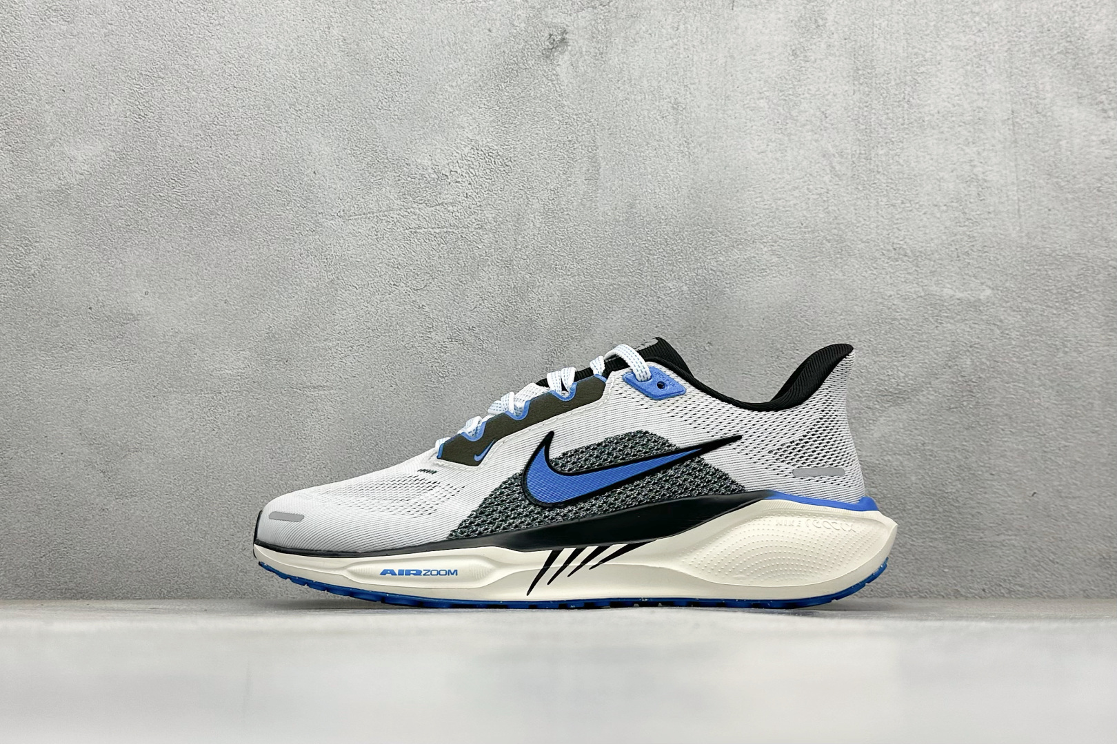 福利 XL版 Nk Air Zoom Pegasus 41 耐克网面透气轻便耐磨跑鞋 #鞋面采用网布、织物、橡塑材料等多种材料拼接,出色支撑效果,缔造稳固脚感,塑就自然迈步体验.结合匠心排布的缓震配置,铸就稳固迈步体验.弧形外底设计,有助实现后跟到鞋头的顺畅过渡,在足部离地到落地过程中缔造流畅自如的迈步体验. 货号:HV5218-100 编码:27