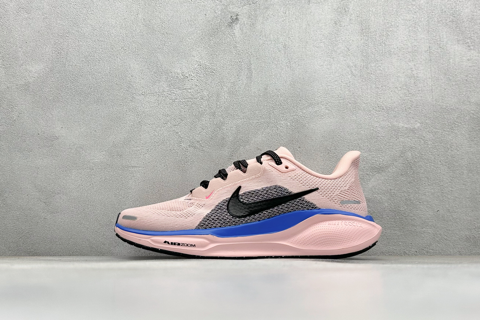 福利 XL版 Nk Air Zoom Pegasus 41 耐克网面透气轻便耐磨跑鞋 #鞋面采用网布、织物、橡塑材料等多种材料拼接,出色支撑效果,缔造稳固脚感,塑就自然迈步体验.结合匠心排布的缓震配置,铸就稳固迈步体验.弧形外底设计,有助实现后跟到鞋头的顺畅过渡,在足部离地到落地过程中缔造流畅自如的迈步体验. 货号:FN4932-002 编码:27