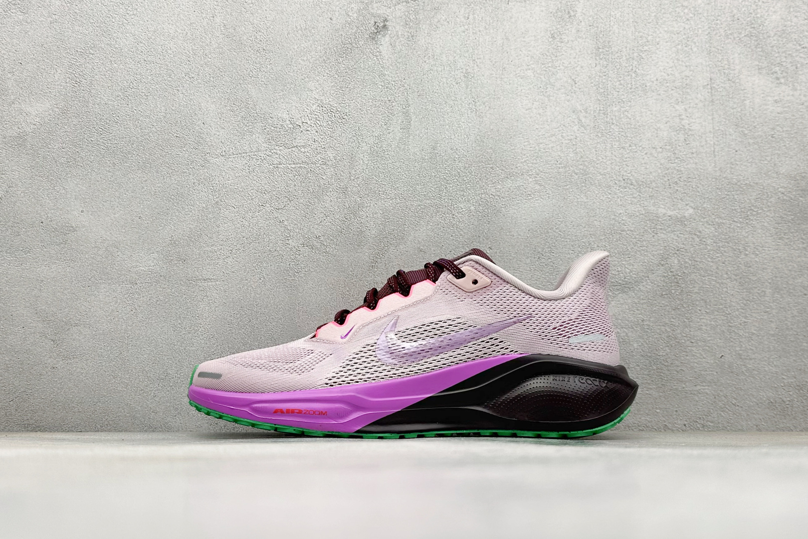福利 XL版 Nk Air Zoom Pegasus 41 耐克网面透气轻便耐磨跑鞋 #鞋面采用网布、织物、橡塑材料等多种材料拼接,出色支撑效果,缔造稳固脚感,塑就自然迈步体验.结合匠心排布的缓震配置,铸就稳固迈步体验.弧形外底设计,有助实现后跟到鞋头的顺畅过渡,在足部离地到落地过程中缔造流畅自如的迈步体验. 货号:IB4199-500 编码:27