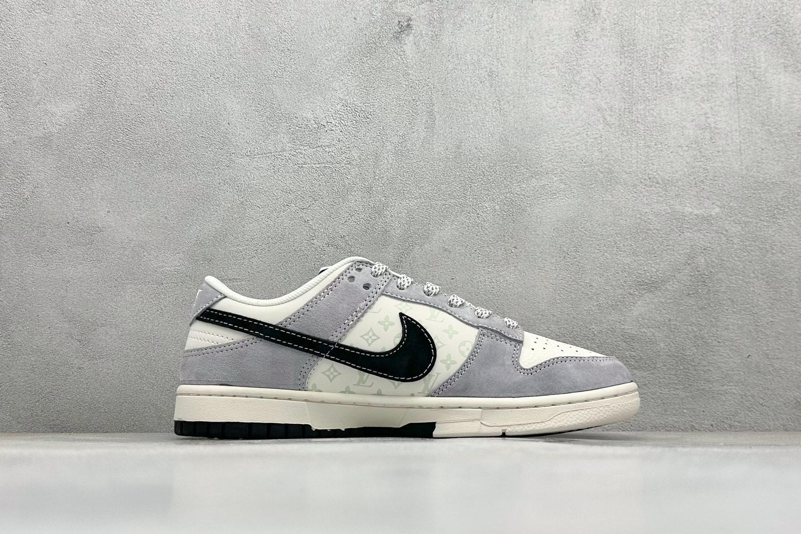 280 XC版Nike SB Dunk Low LV联名 双拼涂鸦 周年高端定制 低帮休闲板鞋 CX5050-Y18-Chinese UA Cheap High Quatity Brand Clothes Bags handbags Sneakers wholesale wholesaler seller from China Factory suppliers Fashion Clothing Shoes best Quality Beautiful Price 280 XC版Nike SB Dunk Low LV联名 双拼涂鸦 周年高端定制 低帮休闲板鞋 CX5050-Y18