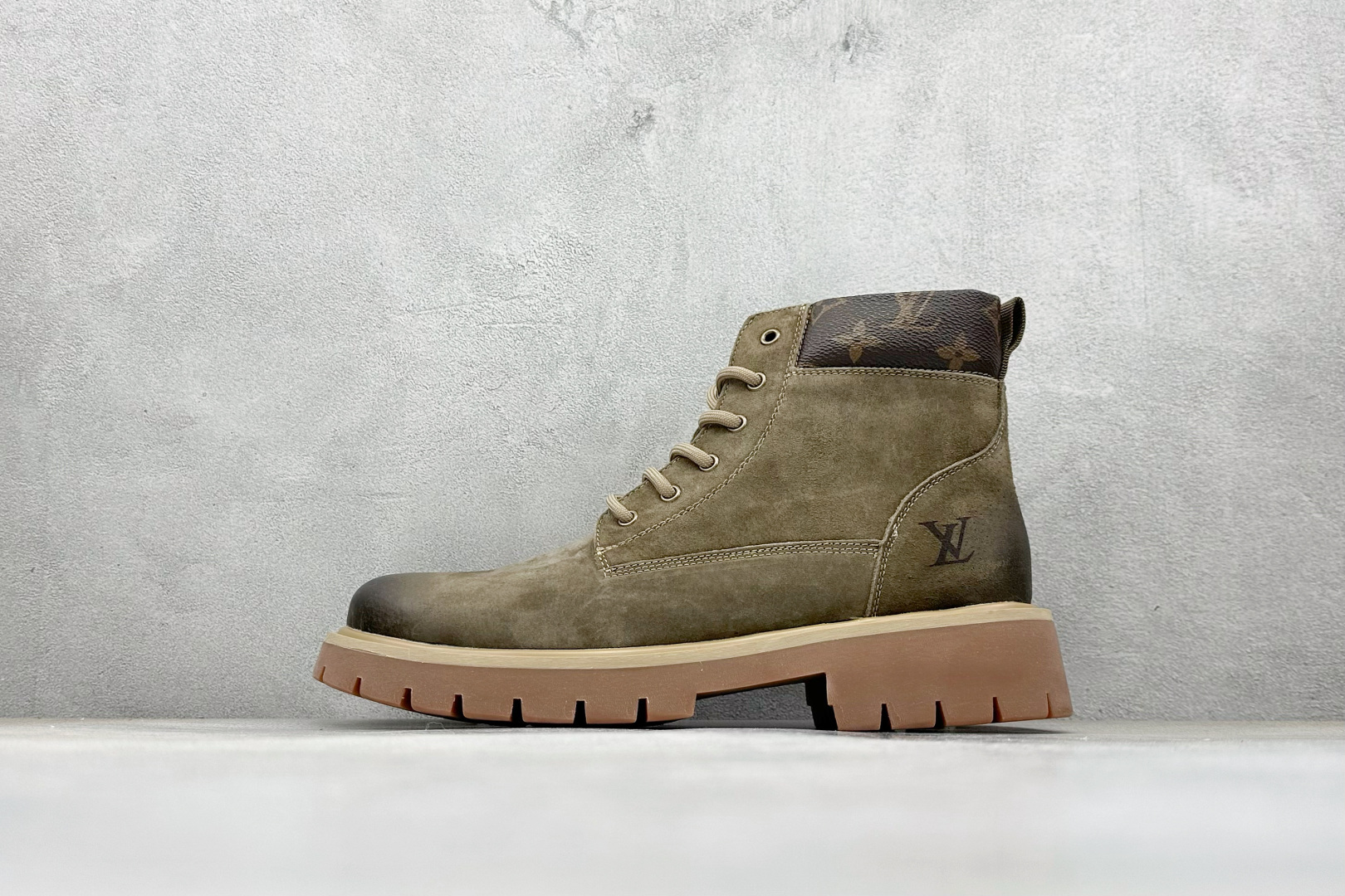 Louis Vuitton 路易威登 LV 秋冬新款休闲马丁大黄靴系列 Pharrell Williams充分发挥了作为Louis Vuitton创意总监的角色 这款鞋重新定义了 6英寸大黄靴的经典设计 致敬1996年Grandmaster Flash经典黄靴造型 原厂五金鞋带扣 工艺全新升级 中山大厂代工 原单进口皮料 独立私模大底,正确logo, 原装一致头层磨砂皮 搭配经典老花领口 全新原厂包装鞋盒 市场独家供应 货号:51BCOLORE (皮鞋码) 编码:38