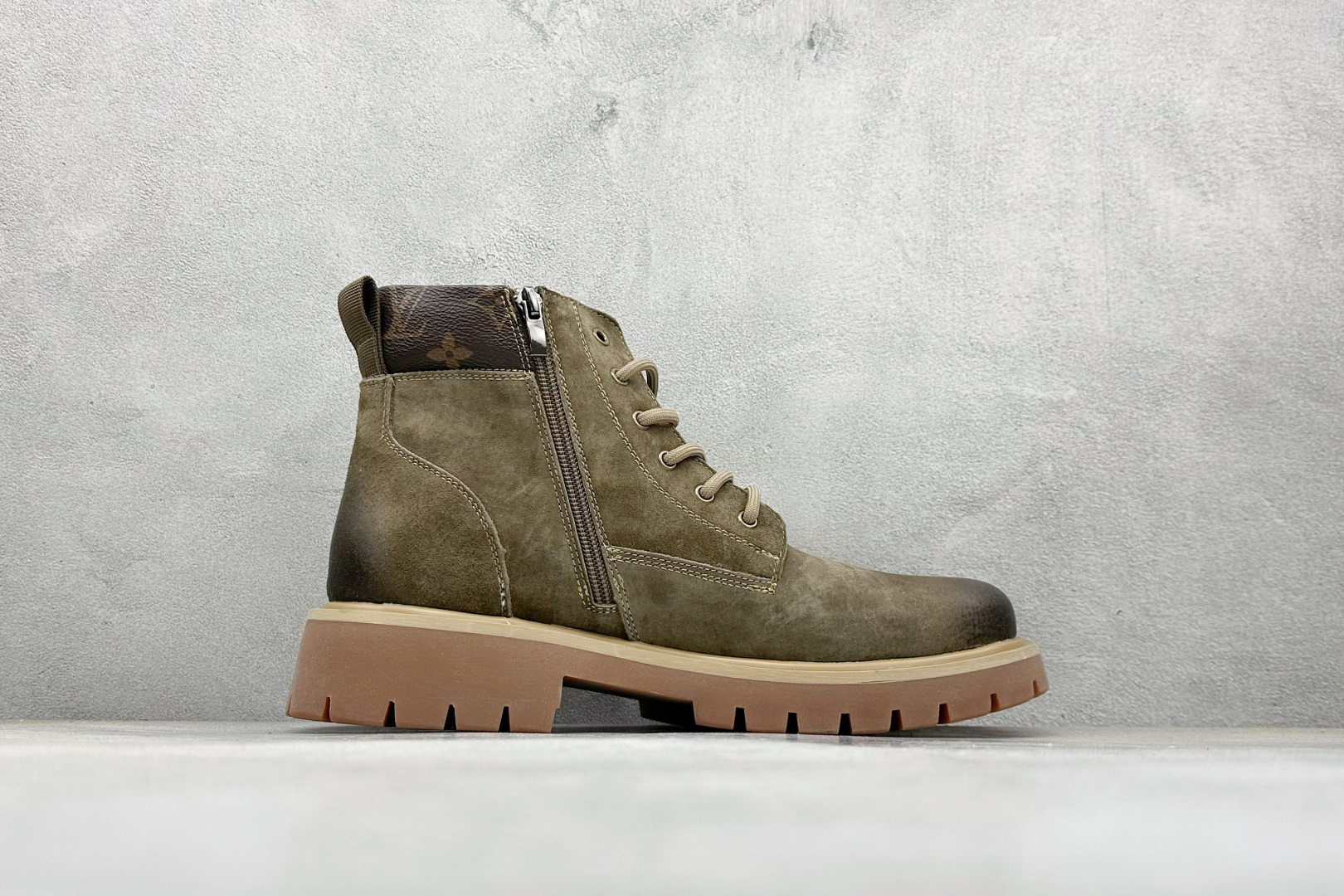 Louis Vuitton 路易威登 LV 秋冬新款休闲马丁大黄靴系列 Pharrell Williams充分发挥了作为Louis Vuitton创意总监的角色 这款鞋重新定义了 6英寸大黄靴的经典设计 致敬1996年Grandmaster Flash经典黄靴造型 原厂五金鞋带扣 工艺全新升级 中山大厂代工 原单进口皮料 独立私模大底,正确logo, 原装一致头层磨砂皮 搭配经典老花领口 全新原厂包装鞋盒 市场独家供应 货号:51BCOLORE (皮鞋码) 编码:38