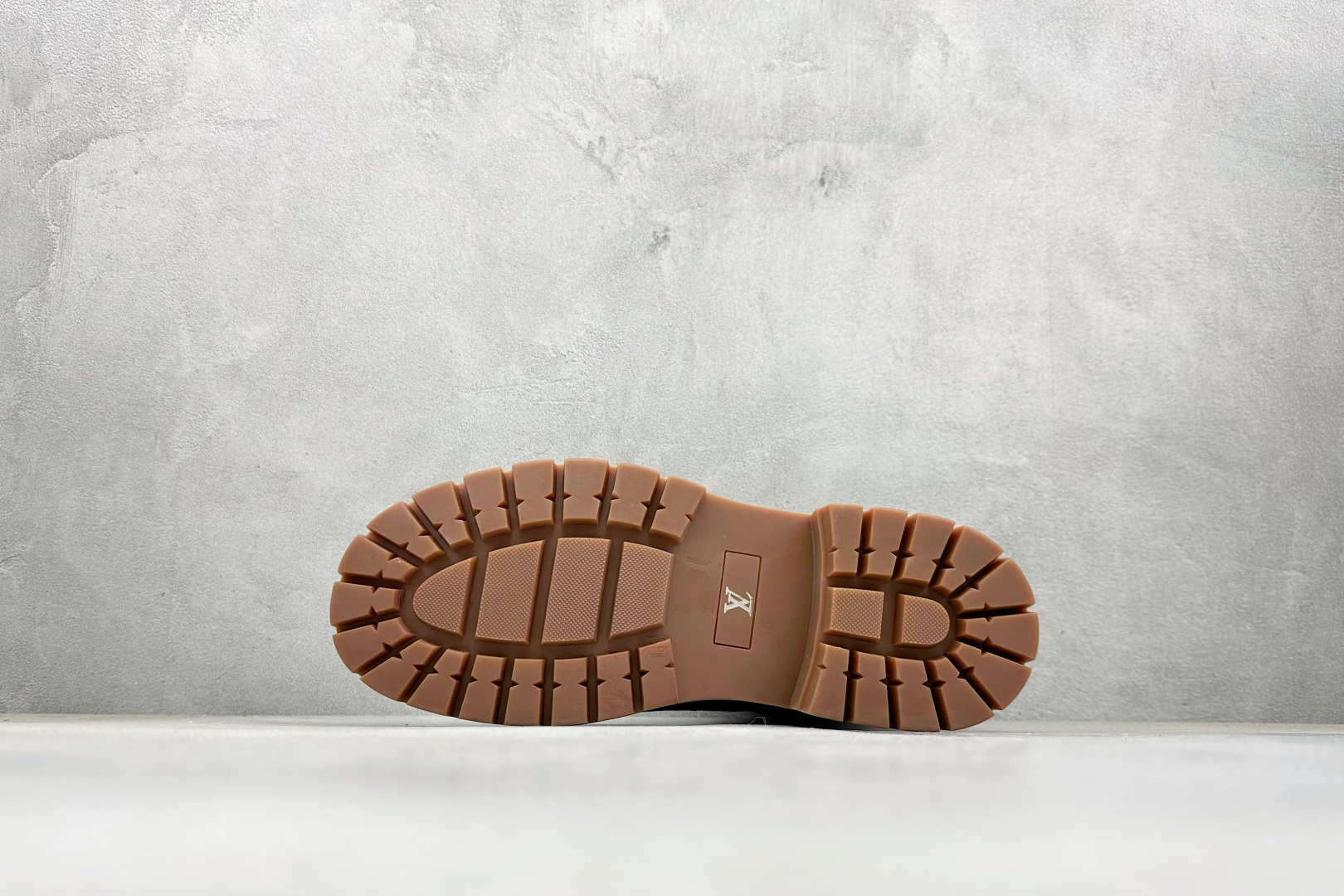 Louis Vuitton 路易威登 LV 秋冬新款休闲马丁大黄靴系列 Pharrell Williams充分发挥了作为Louis Vuitton创意总监的角色 这款鞋重新定义了 6英寸大黄靴的经典设计 致敬1996年Grandmaster Flash经典黄靴造型 原厂五金鞋带扣 工艺全新升级 中山大厂代工 原单进口皮料 独立私模大底,正确logo, 原装一致头层磨砂皮 搭配经典老花领口 全新原厂包装鞋盒 市场独家供应 货号:51BCOLORE (皮鞋码) 编码:38
