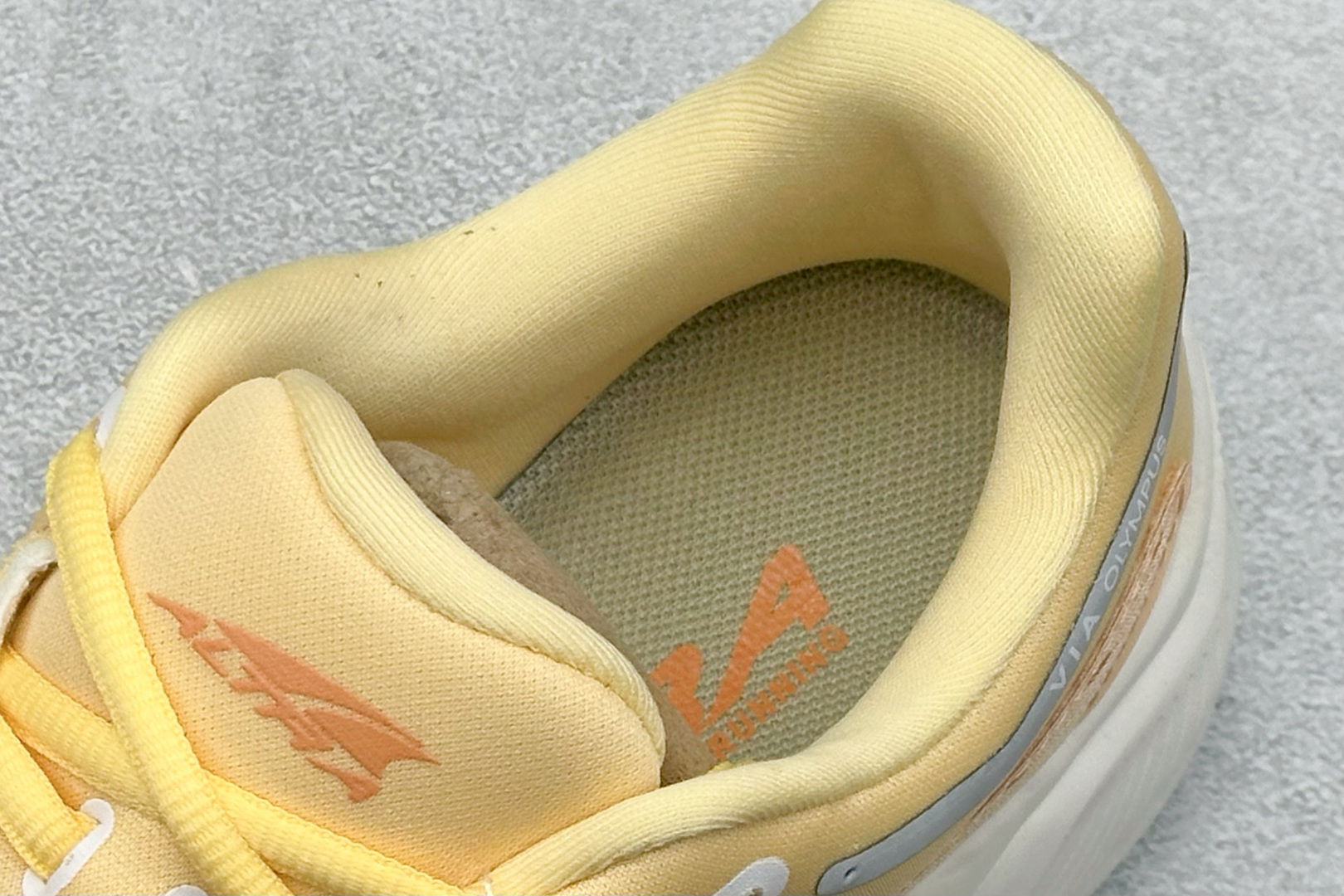 Altra奥创 W VIA OLY MPUS 缓震回弹轻量跑鞋减震透气跑鞋 ALOA82CR380