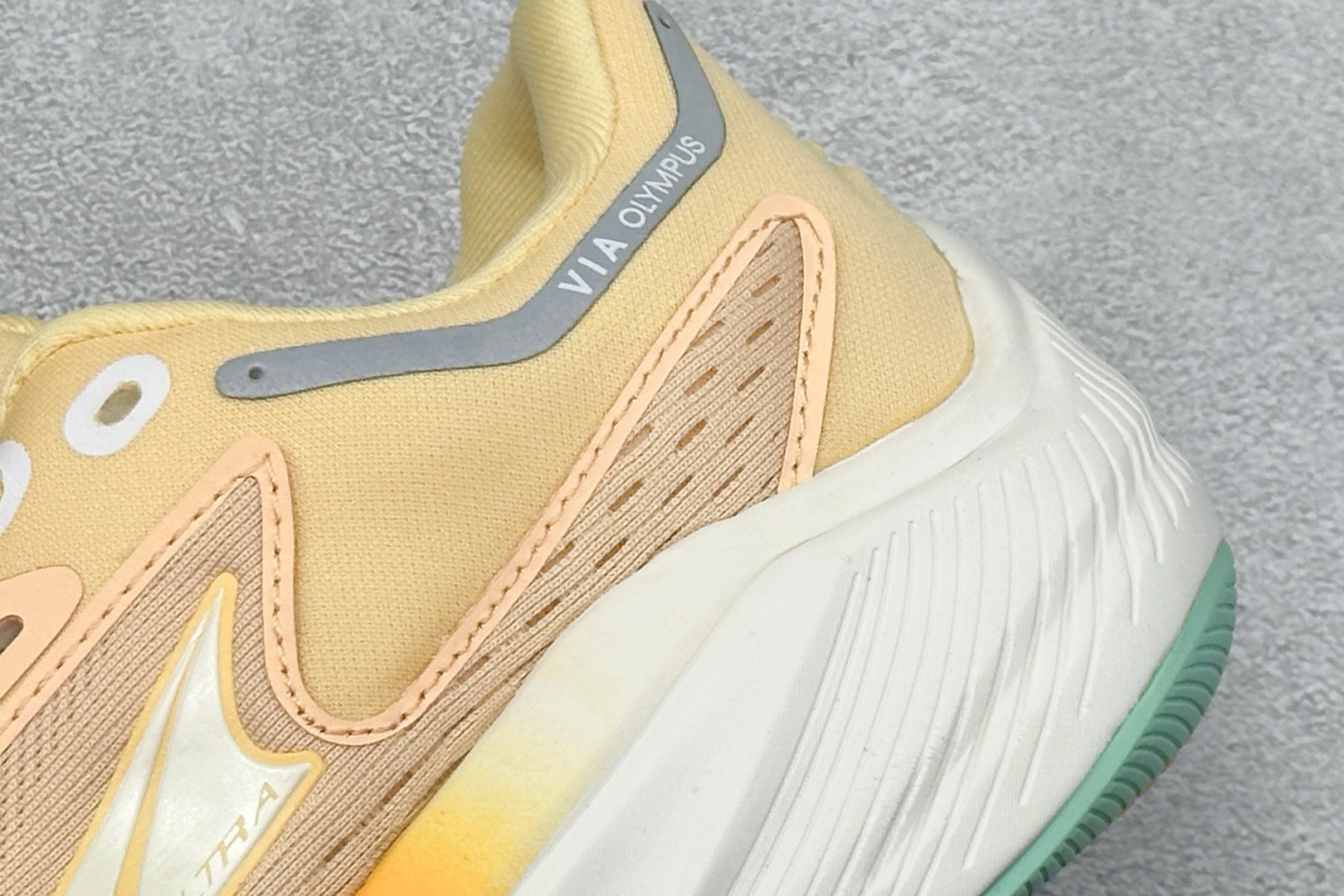 Altra奥创 W VIA OLY MPUS 缓震回弹轻量跑鞋减震透气跑鞋 ALOA82CR380