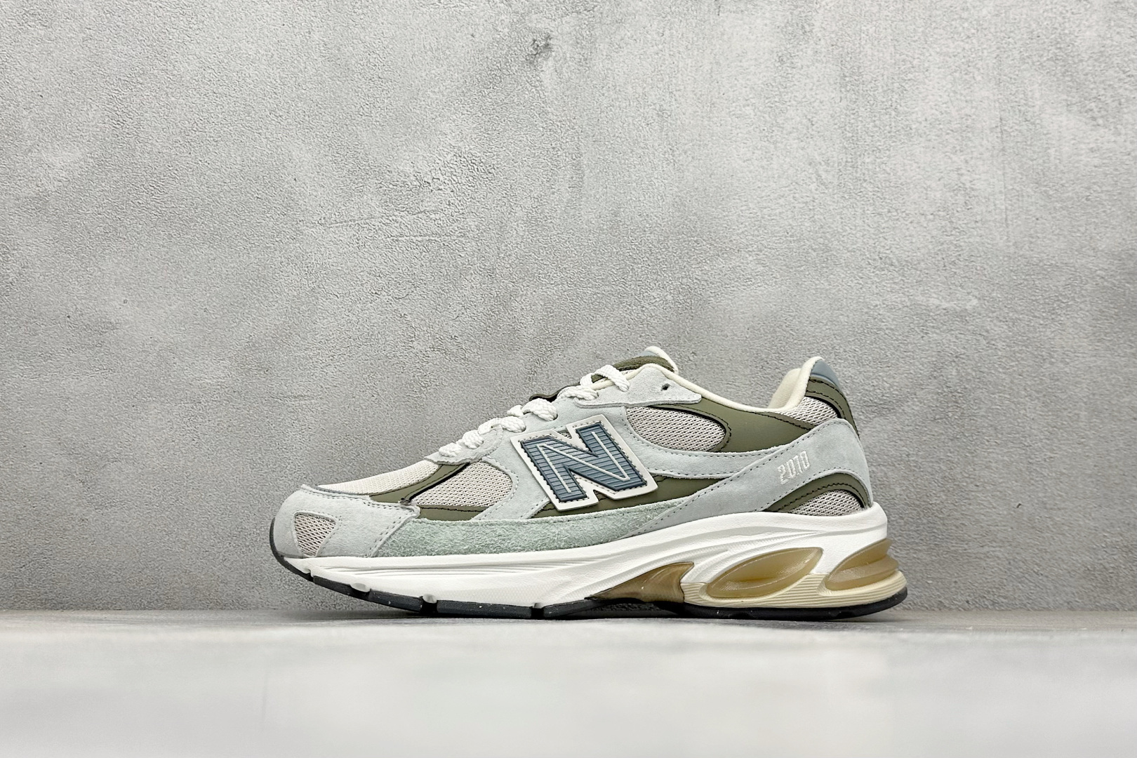 New Balance NB2010 新百伦经典复古休闲运动跑鞋 以ENCAP中底配以升级版 N-ERGY缓震物料 鞋面则采用特色的柔软麂皮搭 以NewBalance经典的尼龙网布 低调中还原跑鞋本真 更年轻化的设计理念与材质 让新世代青年得以用全新视角体验经典鞋款的传奇魅力 官方货号:U2010ZGM 编码:31