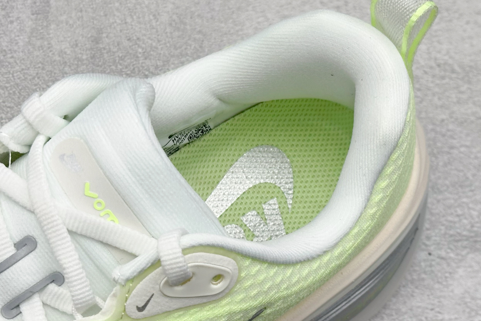 180 Nike Air Zoom Vomero Plus 全新科技提前原鞋开发 运动跑鞋 HV8154-103-Chinese UA Cheap High Quatity Brand Clothes Bags handbags Sneakers wholesale wholesaler seller from China Factory suppliers Fashion Clothing Shoes best Quality Beautiful Price 180 Nike Air Zoom Vomero Plus 全新科技提前原鞋开发 运动跑鞋 HV8154-103