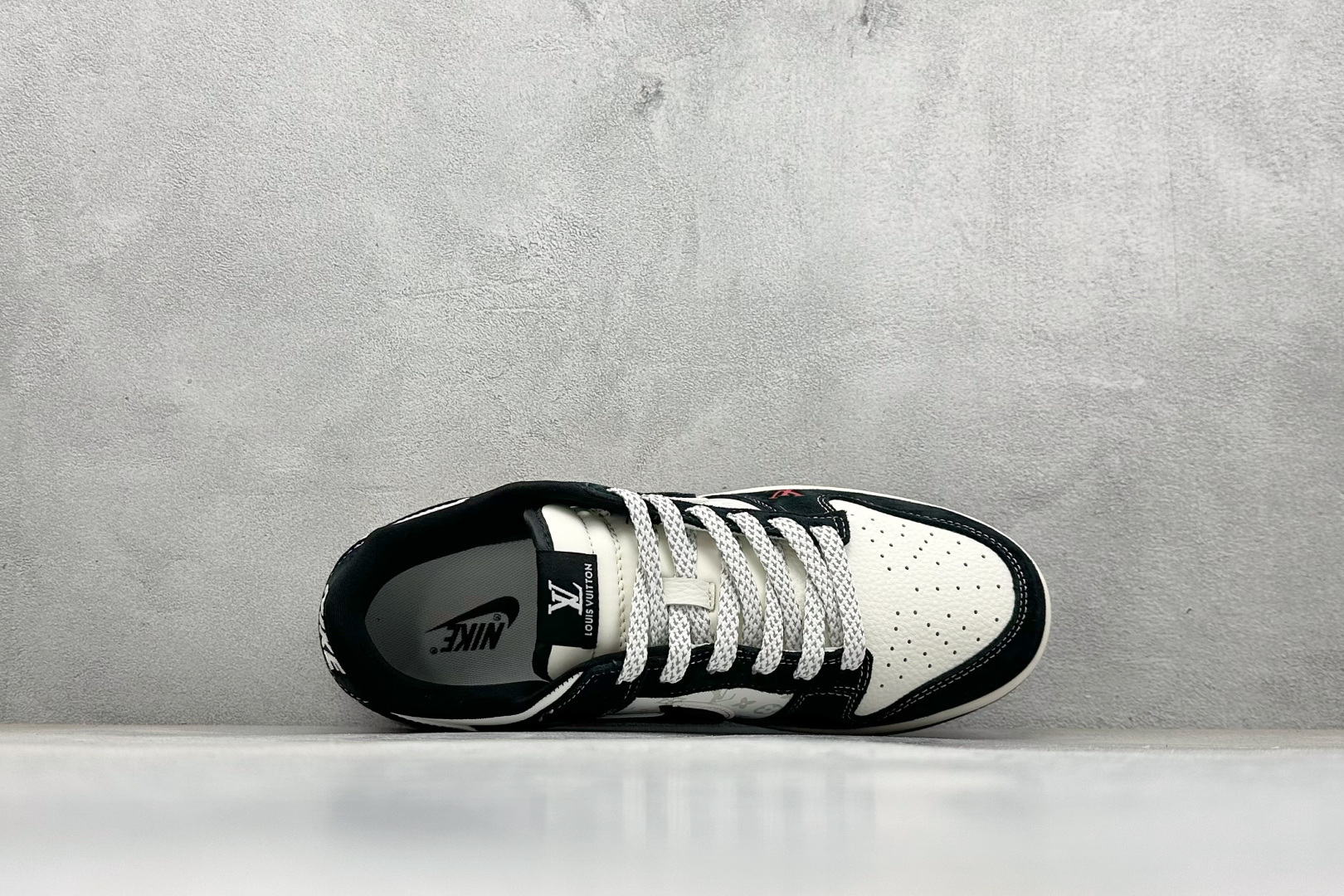 280 XC版Nike SB Dunk Low“LV联名——双勾信花” 周年高端定制 低帮休闲板鞋 CX5050-Y22-Chinese UA Cheap High Quatity Brand Clothes Bags handbags Sneakers wholesale wholesaler seller from China Factory suppliers Fashion Clothing Shoes best Quality Beautiful Price 280 XC版Nike SB Dunk Low“LV联名——双勾信花” 周年高端定制 低帮休闲板鞋 CX5050-Y22