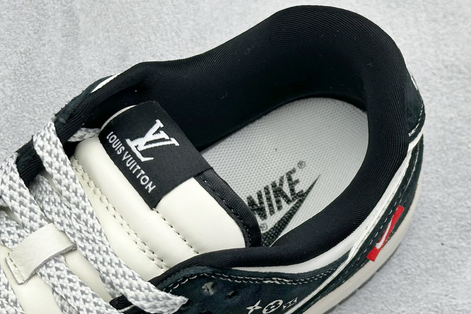 280 XC版Nike SB Dunk Low“LV联名——双勾信花” 周年高端定制 低帮休闲板鞋 CX5050-Y22-Chinese UA Cheap High Quatity Brand Clothes Bags handbags Sneakers wholesale wholesaler seller from China Factory suppliers Fashion Clothing Shoes best Quality Beautiful Price 280 XC版Nike SB Dunk Low“LV联名——双勾信花” 周年高端定制 低帮休闲板鞋 CX5050-Y22