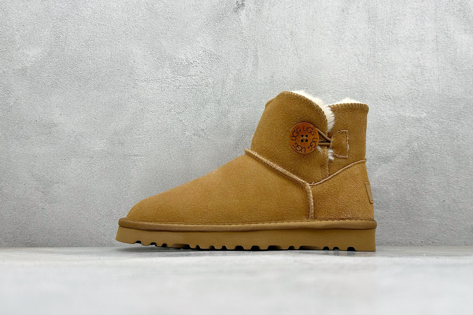 放店💰130
UGG 经典木扣短筒雪地靴 官方经典款 
15MM外跟+2CM内增高 短筒雪地靴
采用TPU模压定型翻毛皮鞋面材质
内嵌人造卷曲羊毛毛绒里衬和鞋垫
选用17毫米UGGPURE™ 植入式羊毛里衬与可拆卸的UGGPURE™ 植入式羊毛鞋垫
货号：1016422
尺码: 35-40 （建议选大一码）
编码：29