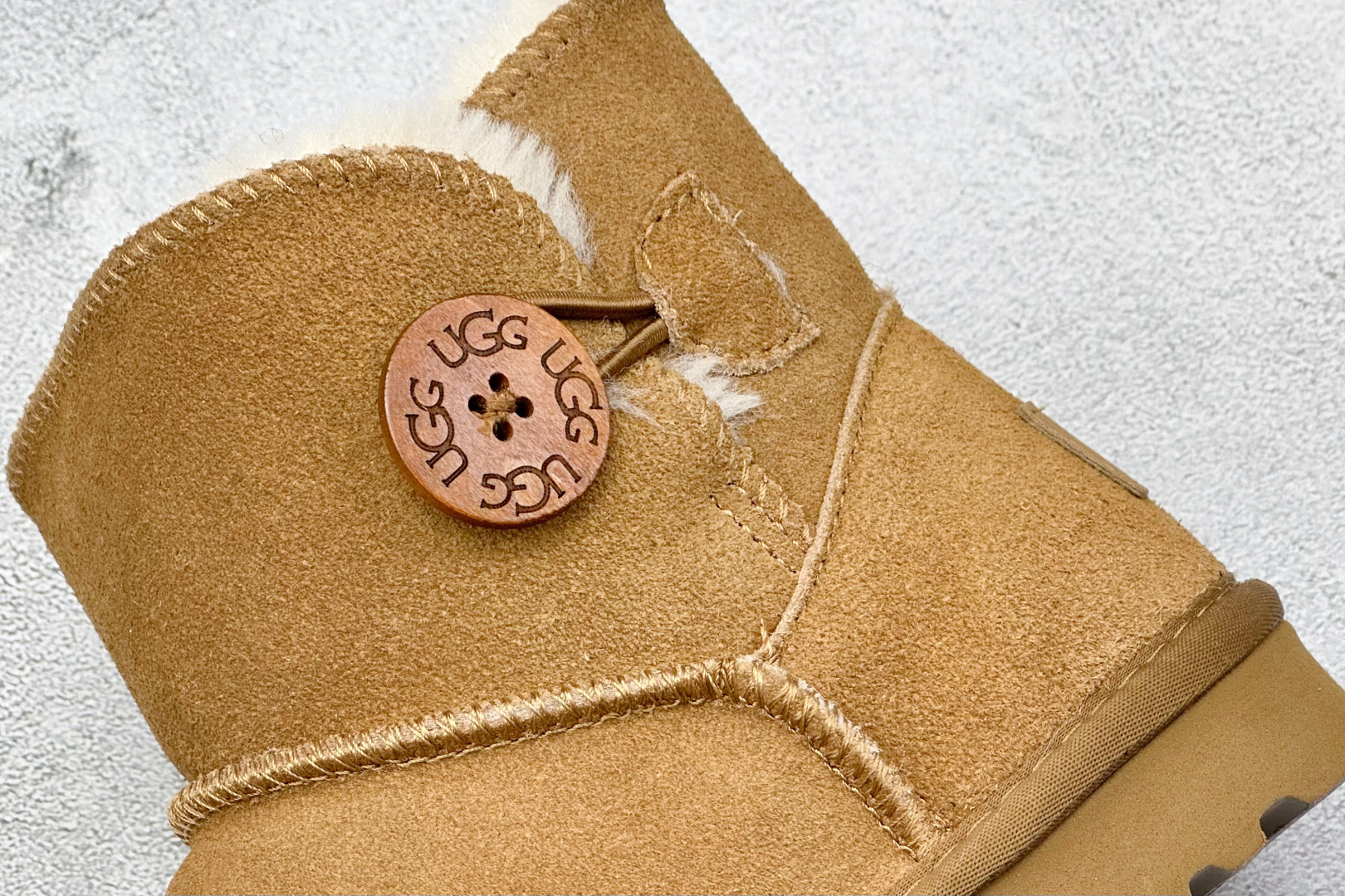 180 UGG 经典木扣短筒雪地靴 官方经典款 15MM外跟+2CM内增高 短筒雪地靴 1016422