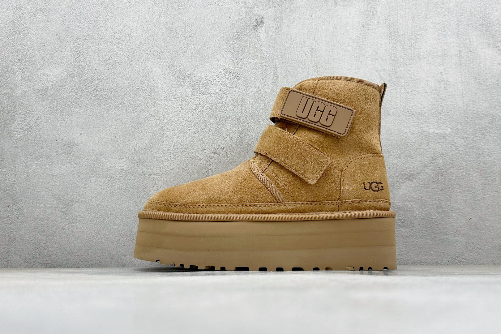 💰250
UGG-厚底款双粘扣 
寒冬刷星“暖潮风” UGG改头换面刮起雪地里的时尚感。全羊皮毛一体，保暖好穿！独具匠心，只此唯一！出街回头率最高的就是它，值得拥有～厚底增高更fishion～同时也是小个子福星哟～
货号：1130554
尺码：35-40
编码：39