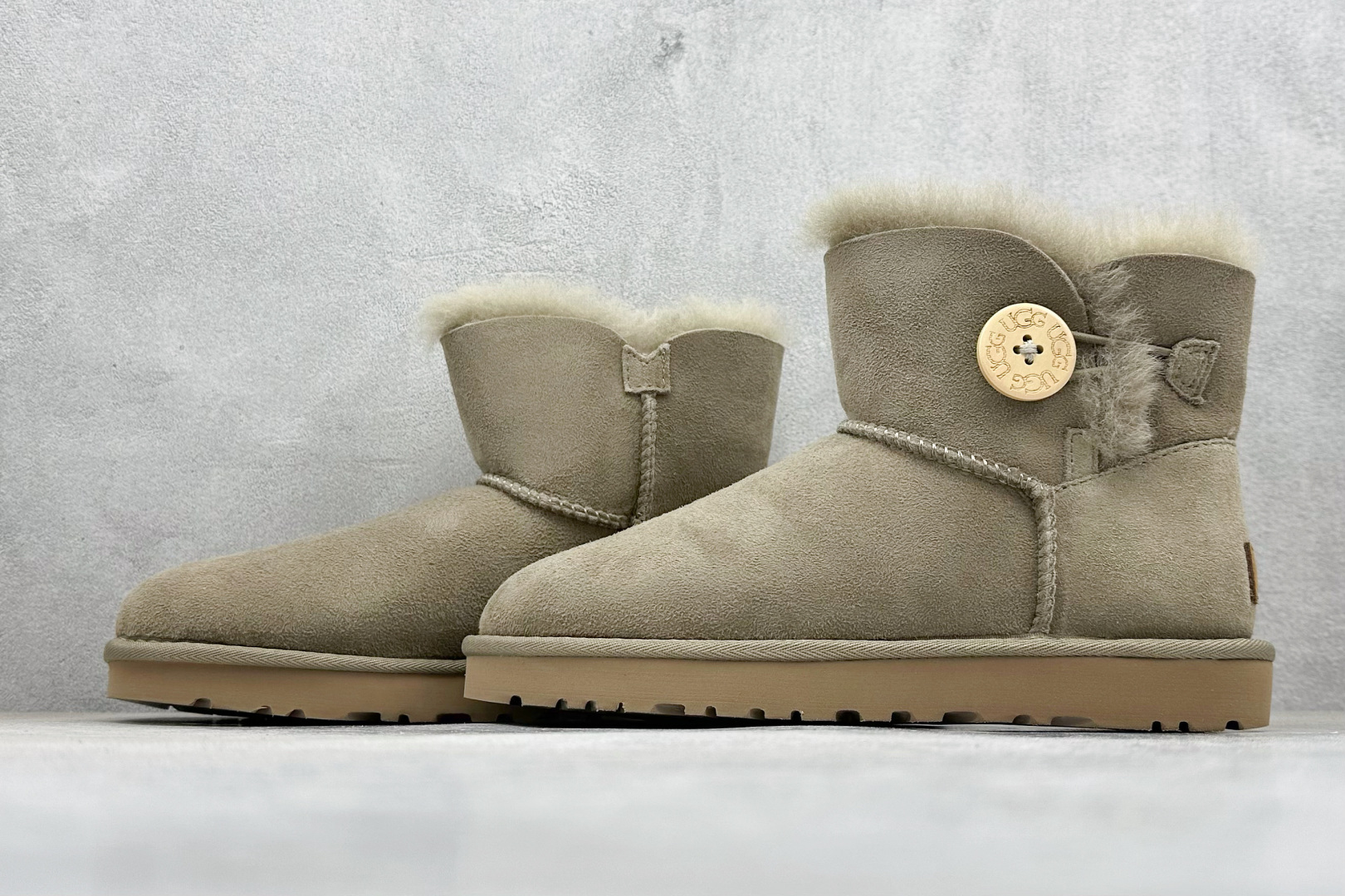 230 UGG Bailey Mini 木扣款 秋冬羊皮毛一体雪地靴 1016422