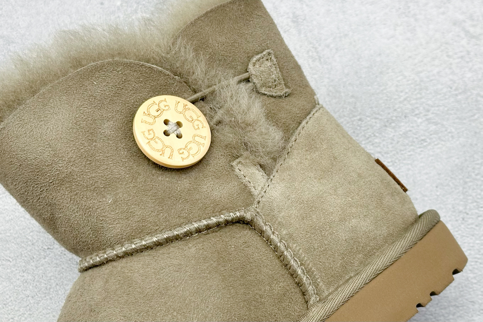 230 UGG Bailey Mini 木扣款 秋冬羊皮毛一体雪地靴 1016422