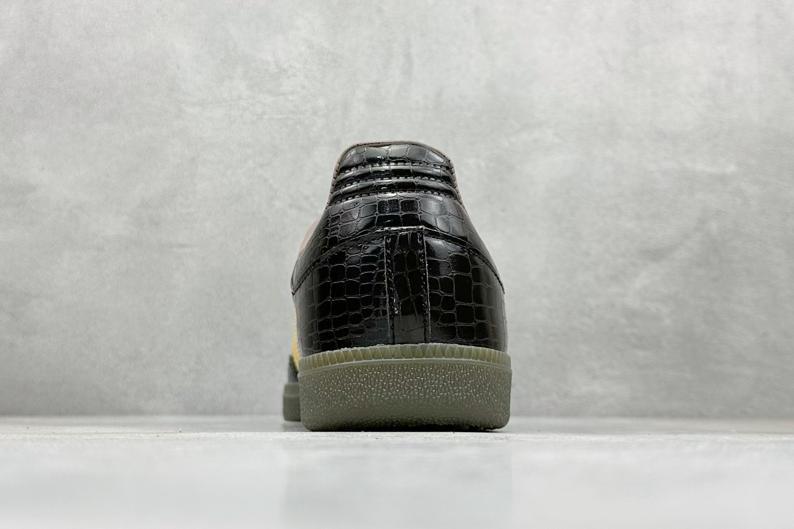 160 Adidas三叶草SAMBA 黑黄 休闲板鞋 KI6280-Chinese UA Cheap High Quatity Brand Clothes Bags handbags Sneakers wholesale wholesaler seller from China Factory suppliers Fashion Clothing Shoes best Quality Beautiful Price 160 Adidas三叶草SAMBA 黑黄 休闲板鞋 KI6280