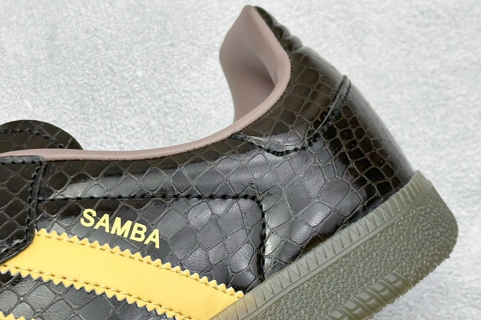 160 Adidas三叶草SAMBA 黑黄 休闲板鞋 KI6280-Chinese UA Cheap High Quatity Brand Clothes Bags handbags Sneakers wholesale wholesaler seller from China Factory suppliers Fashion Clothing Shoes best Quality Beautiful Price 160 Adidas三叶草SAMBA 黑黄 休闲板鞋 KI6280