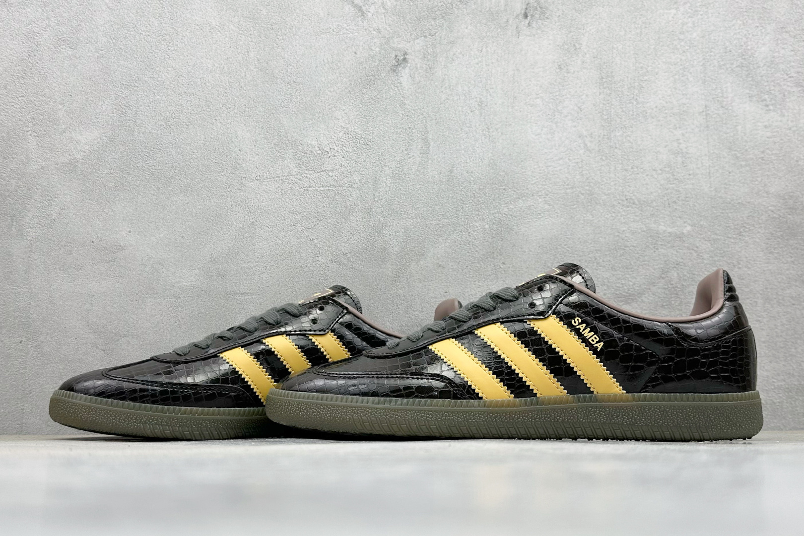 160 Adidas三叶草SAMBA 黑黄 休闲板鞋 KI6280-Chinese UA Cheap High Quatity Brand Clothes Bags handbags Sneakers wholesale wholesaler seller from China Factory suppliers Fashion Clothing Shoes best Quality Beautiful Price 160 Adidas三叶草SAMBA 黑黄 休闲板鞋 KI6280