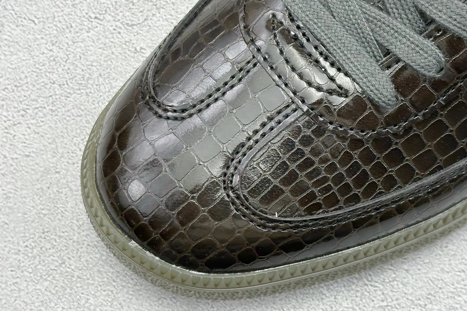 160 Adidas三叶草SAMBA 黑黄 休闲板鞋 KI6280-Chinese UA Cheap High Quatity Brand Clothes Bags handbags Sneakers wholesale wholesaler seller from China Factory suppliers Fashion Clothing Shoes best Quality Beautiful Price 160 Adidas三叶草SAMBA 黑黄 休闲板鞋 KI6280