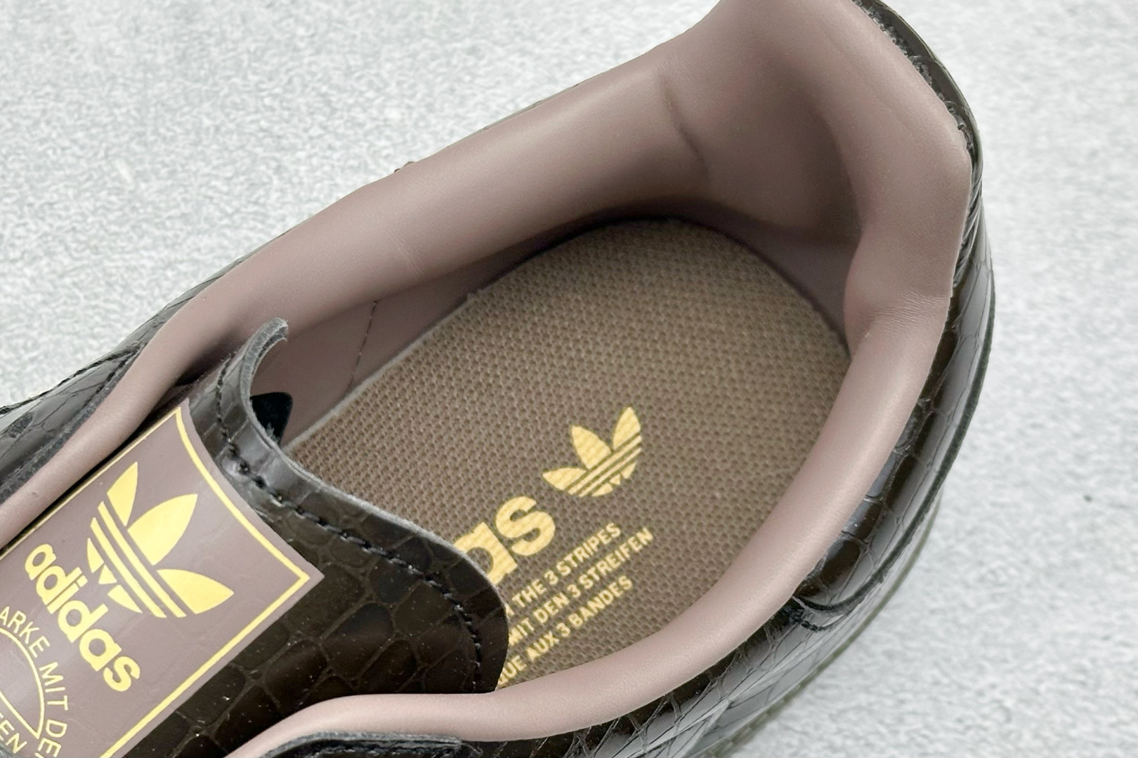 160 Adidas三叶草SAMBA 黑黄 休闲板鞋 KI6280-Chinese UA Cheap High Quatity Brand Clothes Bags handbags Sneakers wholesale wholesaler seller from China Factory suppliers Fashion Clothing Shoes best Quality Beautiful Price 160 Adidas三叶草SAMBA 黑黄 休闲板鞋 KI6280