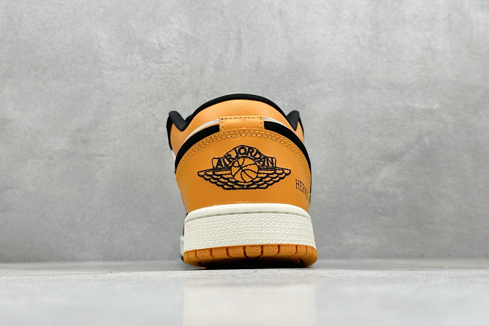 280 Air Jordan 1 x HERMES 黑白黄小勾 LJ8888-004