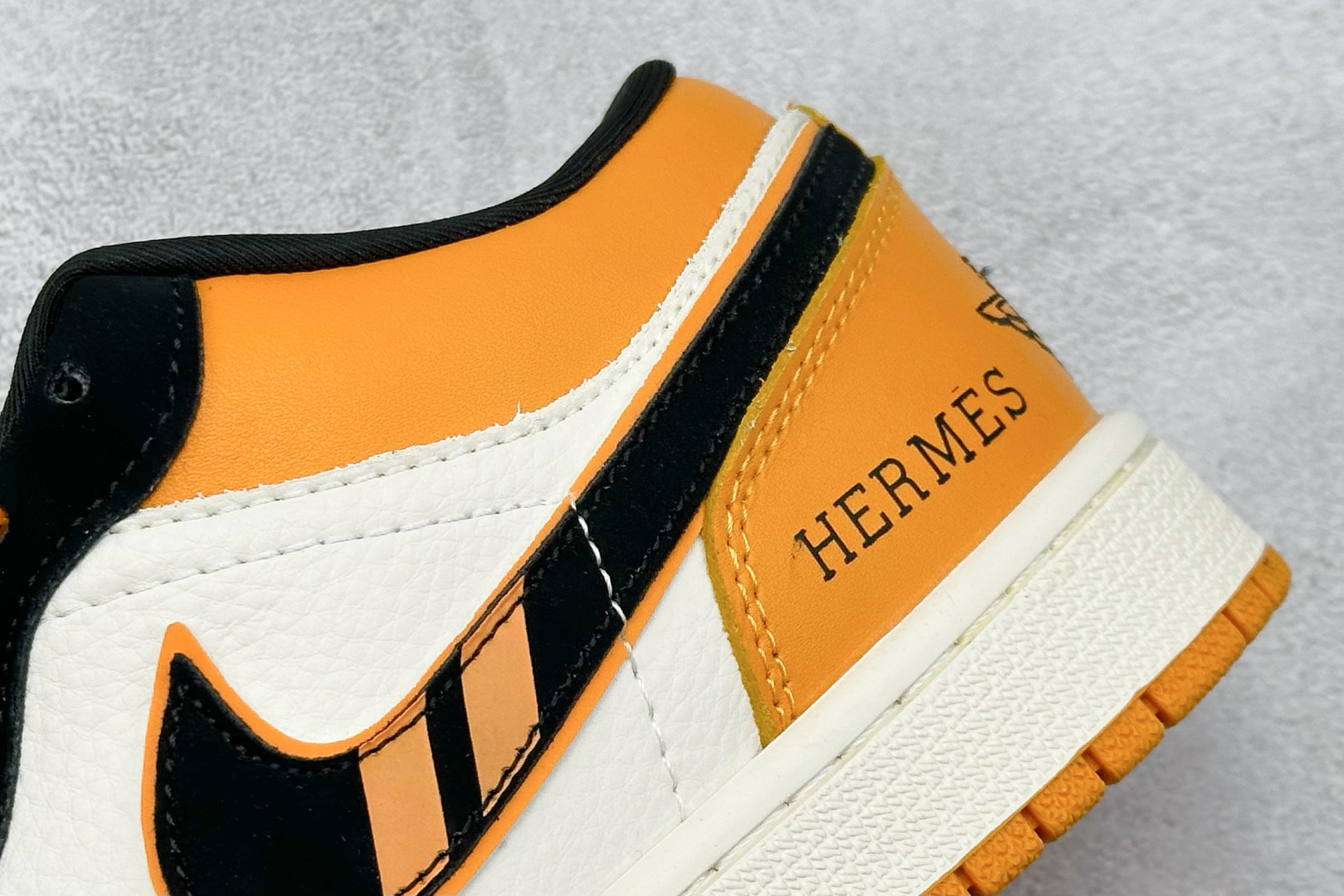 280 Air Jordan 1 x HERMES 黑白黄小勾 LJ8888-004
