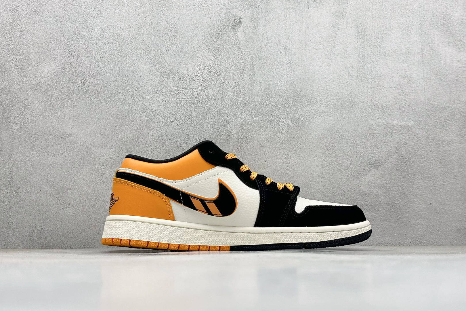 280 Air Jordan 1 x HERMES 黑白黄小勾 LJ8888-004