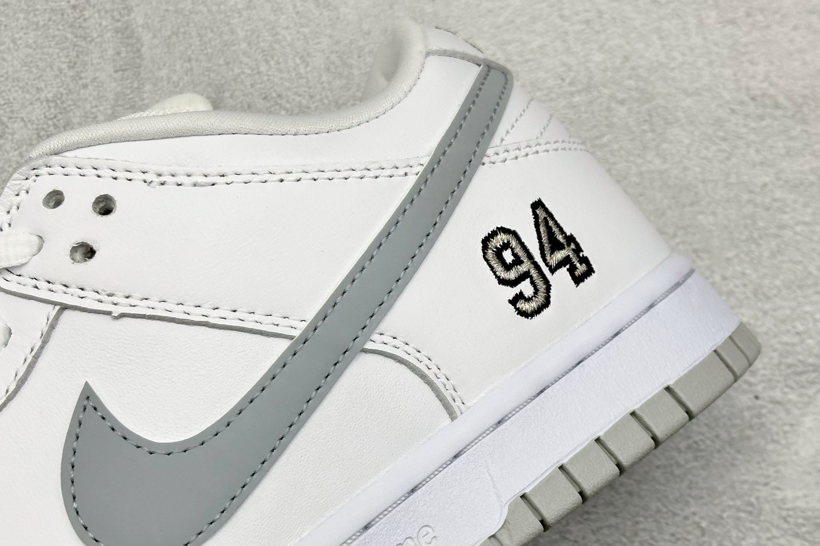 340 S2纯原 94 x Nike Dunk SB Dunk Low 联名白色 低帮休闲滑板鞋 HQ8487-100-Chinese UA Cheap High Quatity Brand Clothes Bags handbags Sneakers wholesale wholesaler seller from China Factory suppliers Fashion Clothing Shoes best Quality Beautiful Price 340 S2纯原 94 x Nike Dunk SB Dunk Low 联名白色 低帮休闲滑板鞋 HQ8487-100