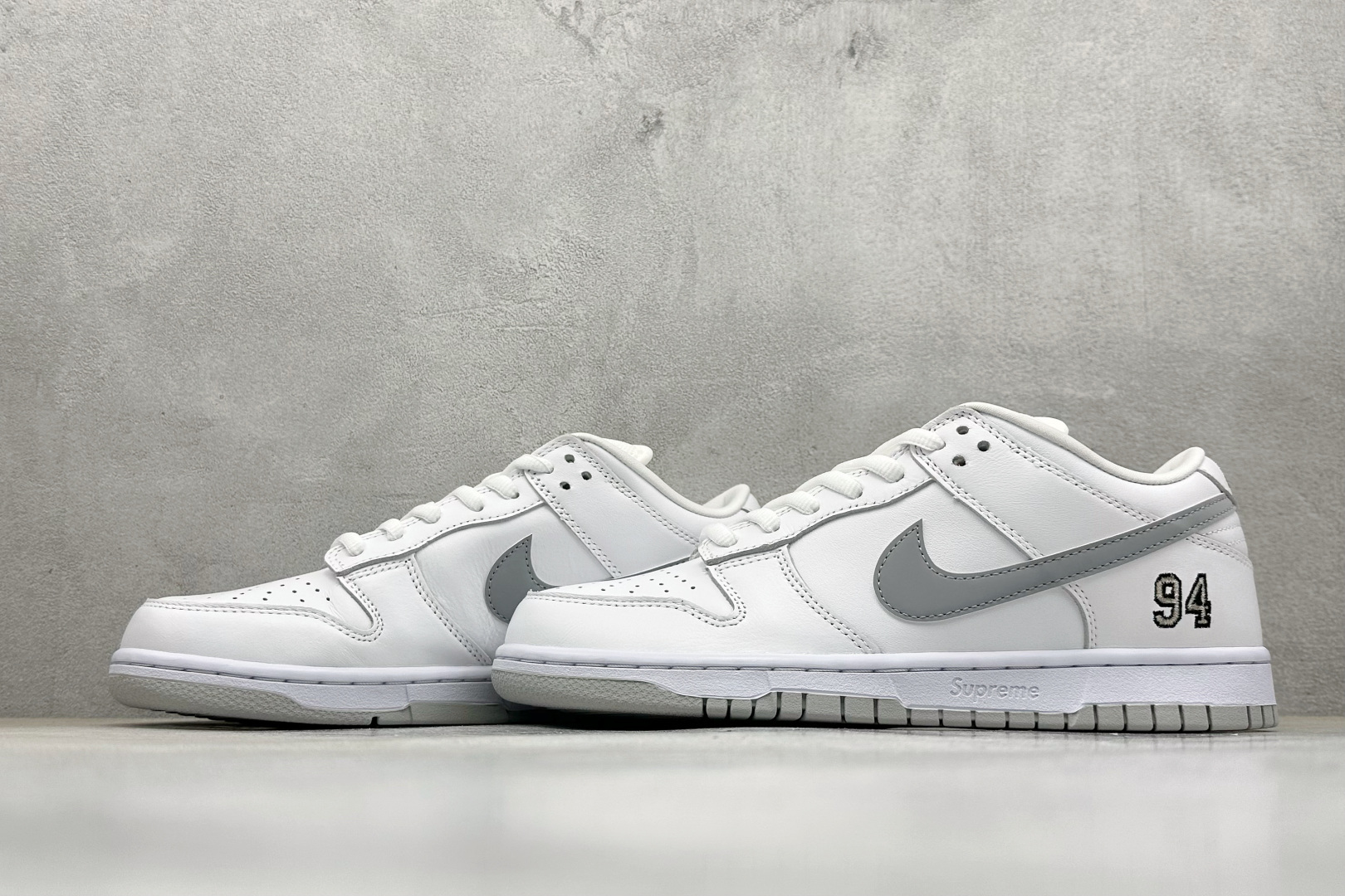 340 S2纯原 94 x Nike Dunk SB Dunk Low 联名白色 低帮休闲滑板鞋 HQ8487-100-Chinese UA Cheap High Quatity Brand Clothes Bags handbags Sneakers wholesale wholesaler seller from China Factory suppliers Fashion Clothing Shoes best Quality Beautiful Price 340 S2纯原 94 x Nike Dunk SB Dunk Low 联名白色 低帮休闲滑板鞋 HQ8487-100