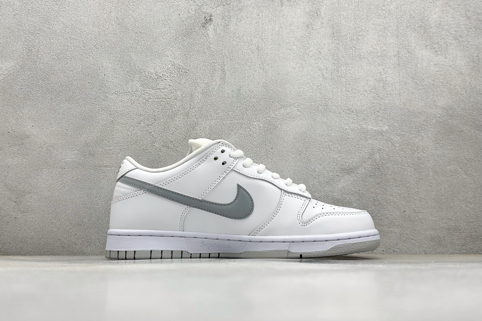 340 S2纯原 94 x Nike Dunk SB Dunk Low 联名白色 低帮休闲滑板鞋 HQ8487-100-Chinese UA Cheap High Quatity Brand Clothes Bags handbags Sneakers wholesale wholesaler seller from China Factory suppliers Fashion Clothing Shoes best Quality Beautiful Price 340 S2纯原 94 x Nike Dunk SB Dunk Low 联名白色 低帮休闲滑板鞋 HQ8487-100