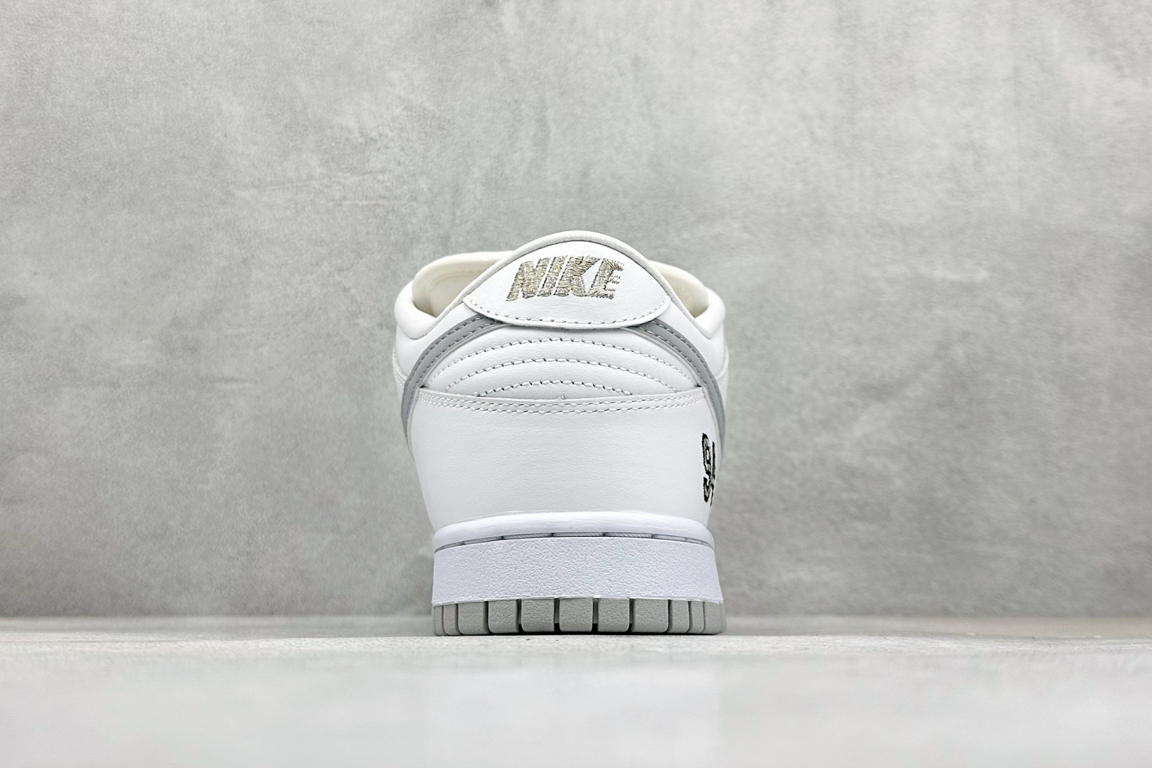 340 S2纯原 94 x Nike Dunk SB Dunk Low 联名白色 低帮休闲滑板鞋 HQ8487-100-Chinese UA Cheap High Quatity Brand Clothes Bags handbags Sneakers wholesale wholesaler seller from China Factory suppliers Fashion Clothing Shoes best Quality Beautiful Price 340 S2纯原 94 x Nike Dunk SB Dunk Low 联名白色 低帮休闲滑板鞋 HQ8487-100