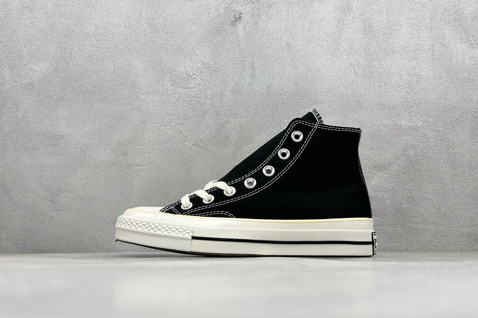 💰120
Converse x Our Legacy 太极阴阳联名
官方新款 创新经典  本色依旧
匡威converse 携手 our legacy  work shop 汲取复古灵感，重塑经典之作。以精益求精的姿态，将复古元素与精致廓形巧妙融合。加厚鞋身包边设计，重构鞋头轮廓，原色帆布材质搭配刺绣阴阳联名标识，低调细节彰显匠心。既保留经典基因又注入新意。
鞋内衬隐藏Chuck贴标，鞋外侧刺绣工艺制成的阴阳联名标志以及联名款鞋垫和联名款鞋带，细节满满彰显联名。
货号：A16179C 米白
货号：A17694C 黑色
号码：35 36 36.5 37 37.5 38 39 39.5 40 41 41.5 42 42.5  43 44
编码：26