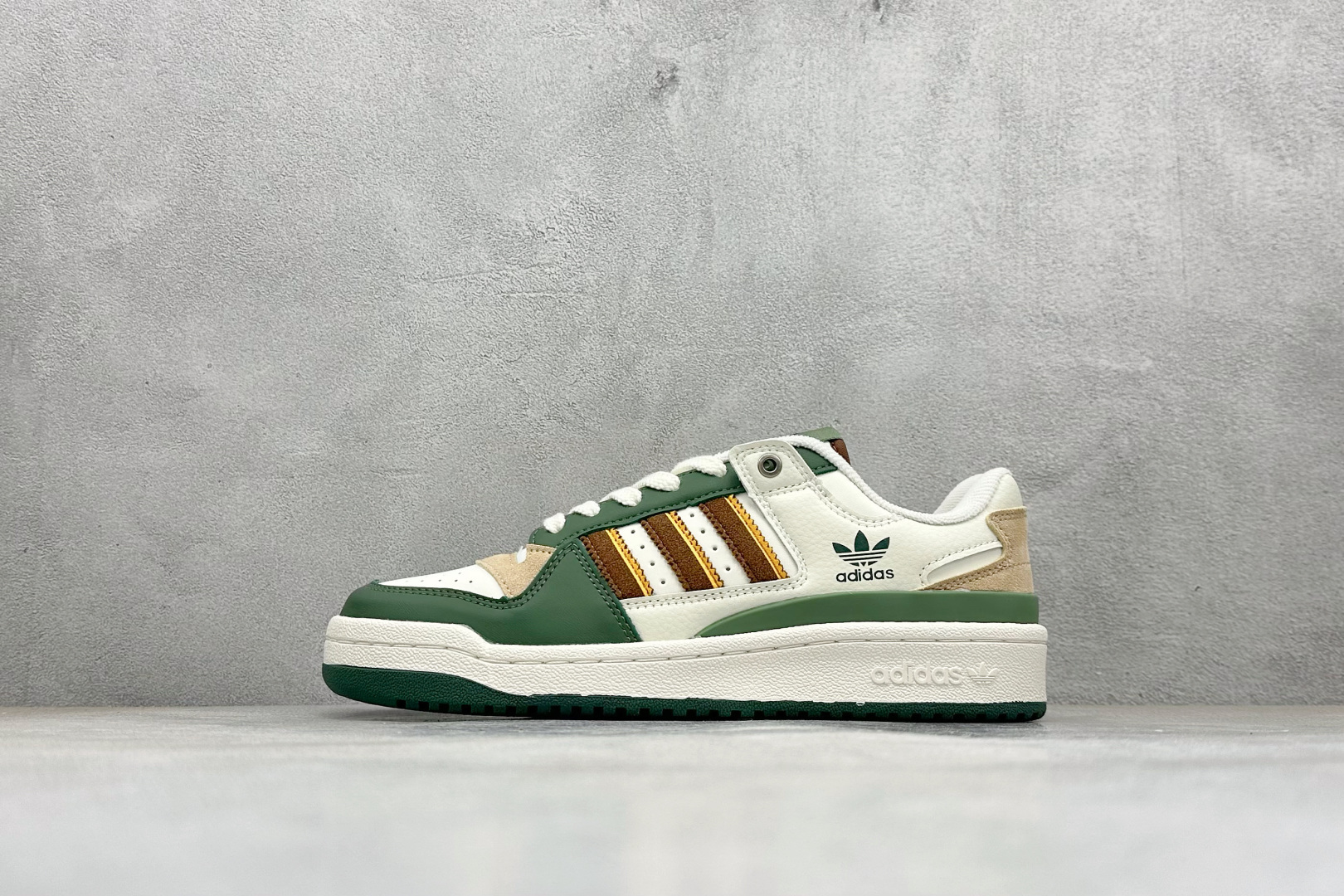 福利 XL版AD Forum 84 Low OG 低帮百搭潮流休闲运动板鞋 以复古篮球鞋的外形为基础 采用皮革拼接 简约百搭 更加贴合舒适 中底内侧网格造型起到点睛之笔 外底橡胶 更显复古 货号:JP9966 编码:27