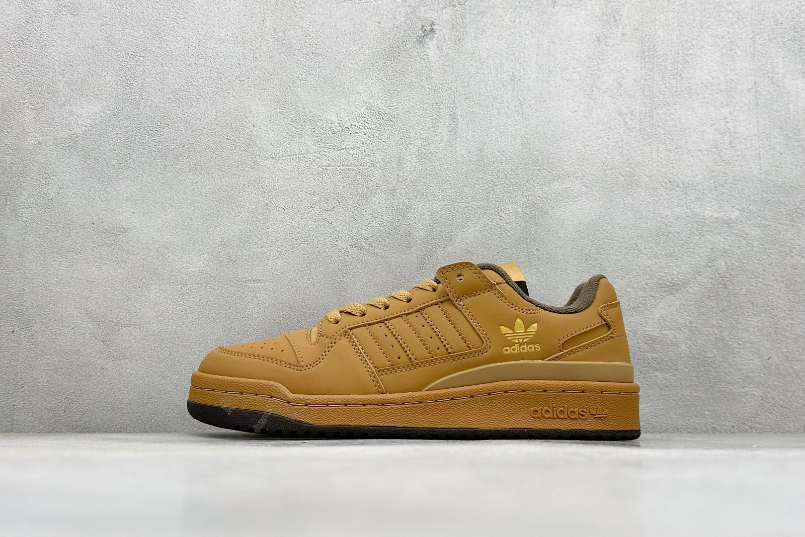 福利 XL版AD Forum 84 Low OG 低帮百搭潮流休闲运动板鞋 以复古篮球鞋的外形为基础 采用皮革拼接 简约百搭 更加贴合舒适 中底内侧网格造型起到点睛之笔 外底橡胶 更显复古 货号:ID0989 编码:27